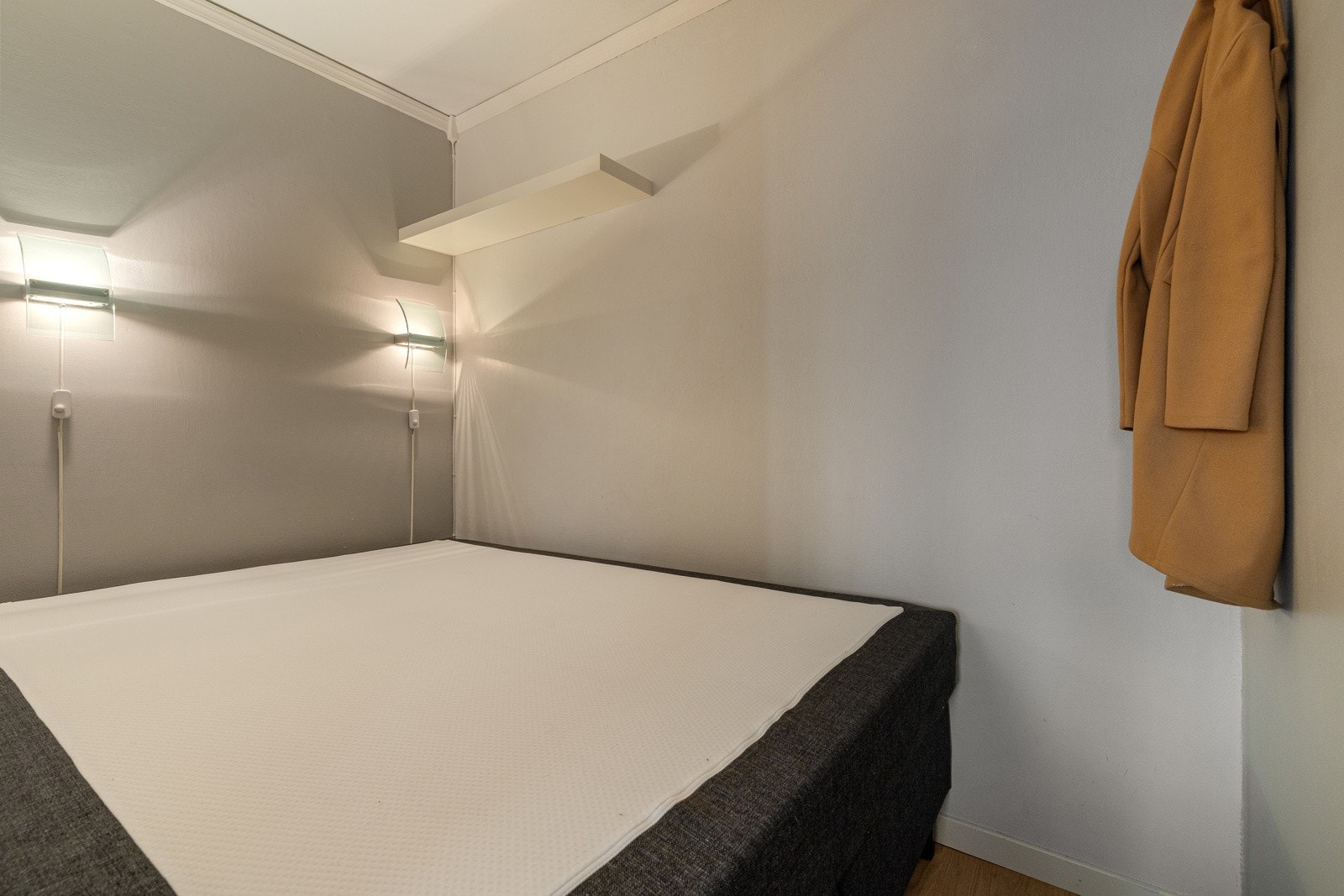 Sovealkove med god plass til dobbeltseng, som gir en praktisk og skjermet soveplass adskilt fra øvrig oppholdsrom. Galleribilde