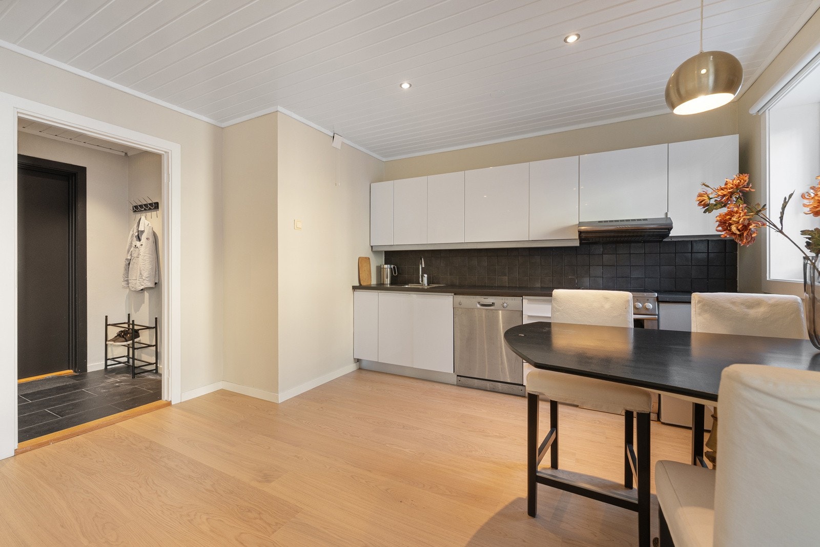 Benkeplaten er utført i laminat og gir en praktisk og slitesterk arbeidsflate. Galleribilde