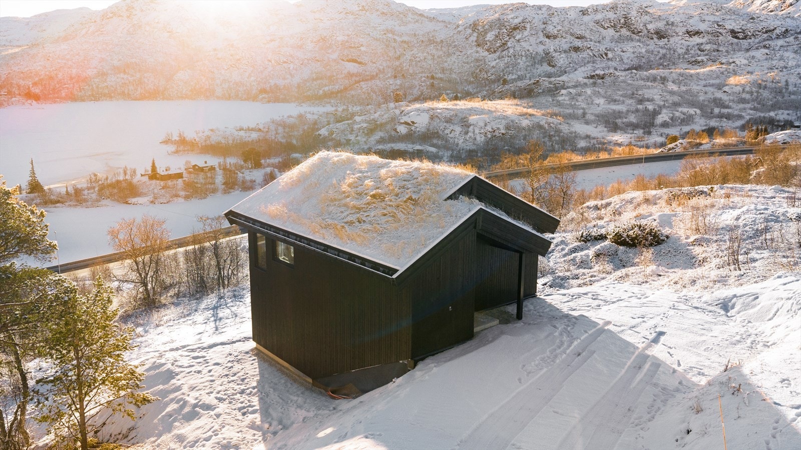Med sine ca 950 høydemeter over havet har Vågslid en meget snøsikker beliggenhet og er kjent for å være et eldorado både sommer og vinterstid. På sommerstid er det flotte turløyper, bademuligheter i fjellvann, samt jakt og fiske. Galleribilde