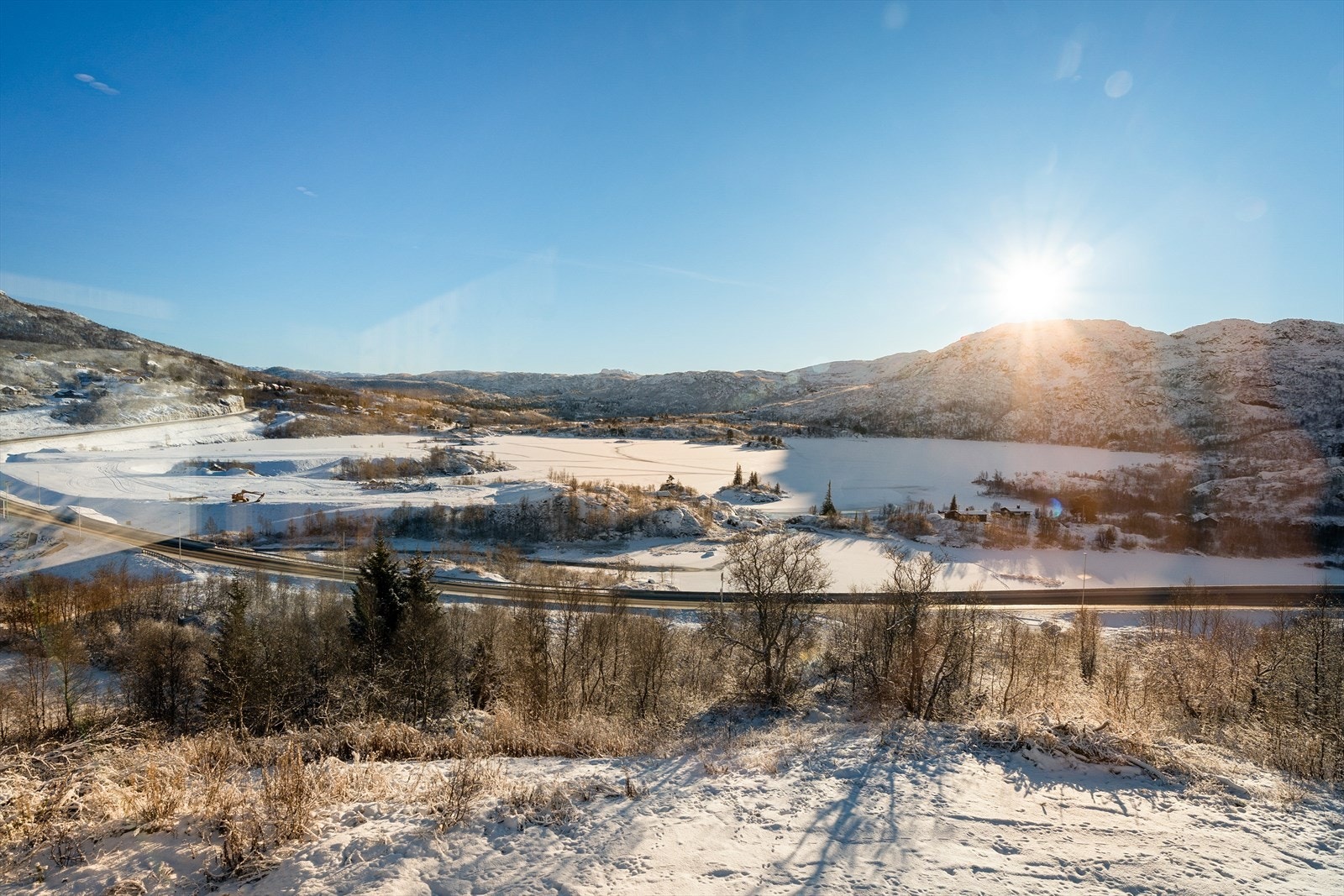Nydelig utsikt mot majestetiske fjell, Eivindbuvatnet og løypenettet inn mot Fossen. Galleribilde