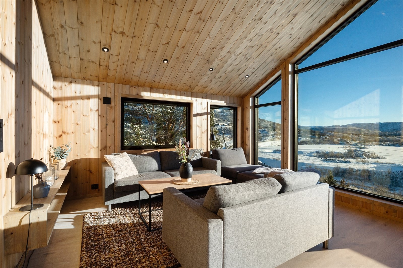 De rause vindusflatene gir godt med naturlig lys og lar den vakre utsikten komme til sin rett. Galleribilde