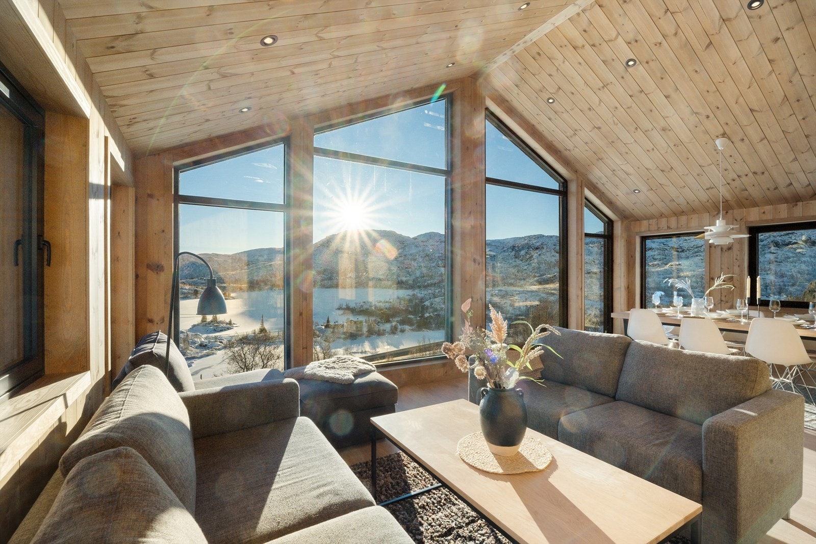 Lys og luftig stue med mønet tak og store vindusflater. Galleribilde