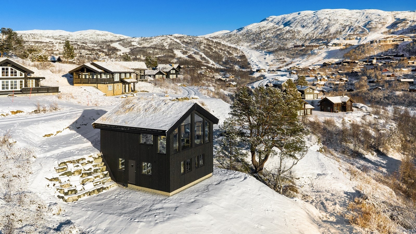 Fra Tjønnveg 38 er det kort vei til alpinanlegget på Vågslid. Galleribilde