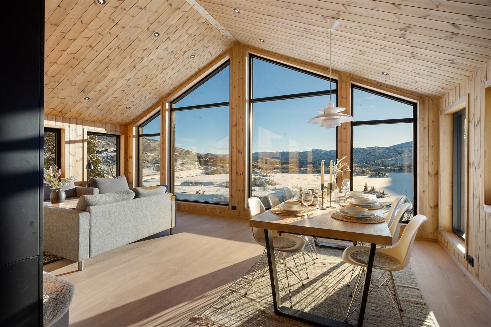 Velkommen til Tjønnveg 38 - En ny og meget delikat familiehytte beliggende høyt og fritt på Tyrvelidfeltet, med fri og vakker utsikt mot fjellene og Eivindbuvatnet! Galleribilde