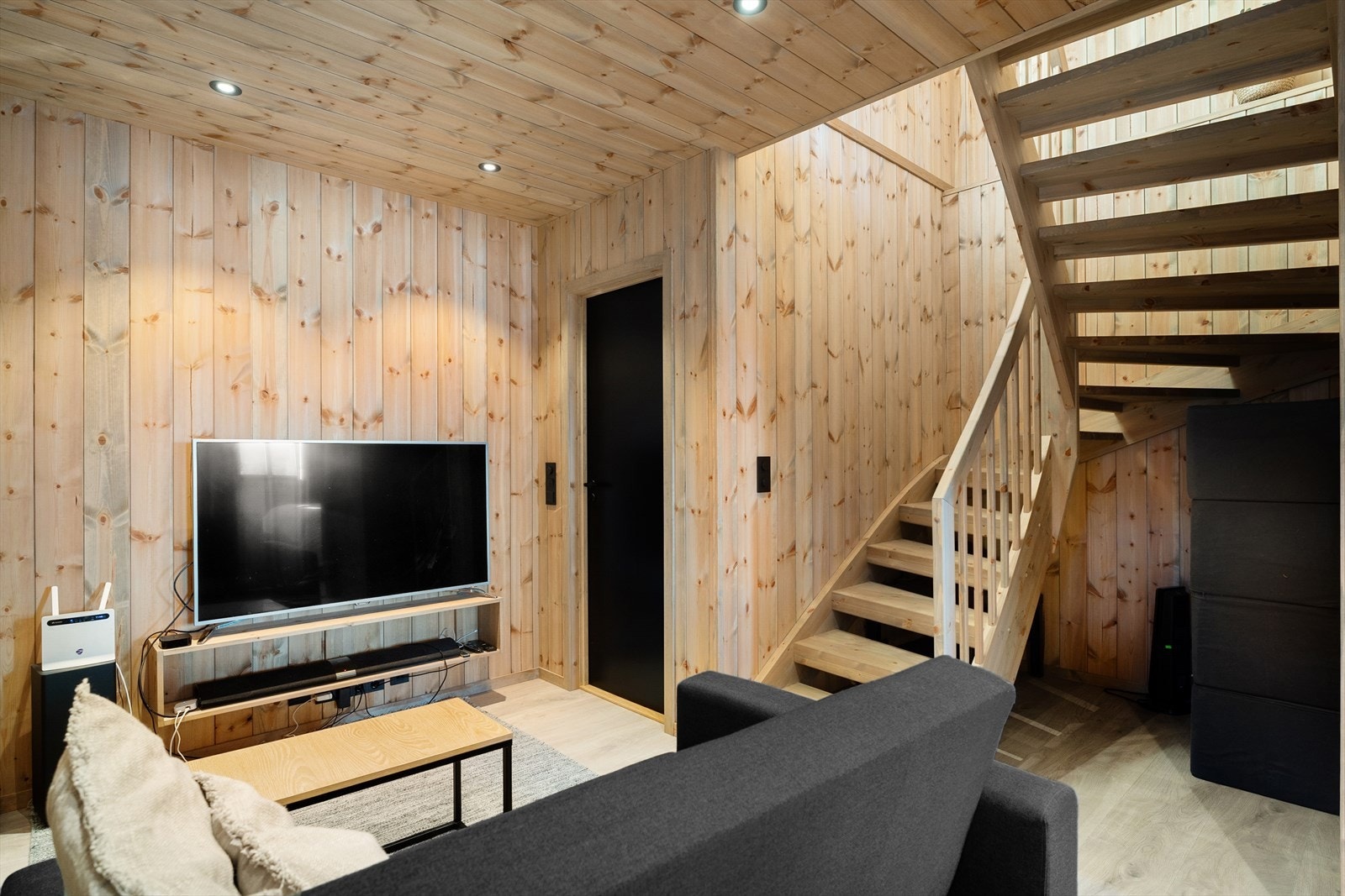 Koselig kjellerstue/TV-stue i åpen løsning mot gang/entré. Galleribilde