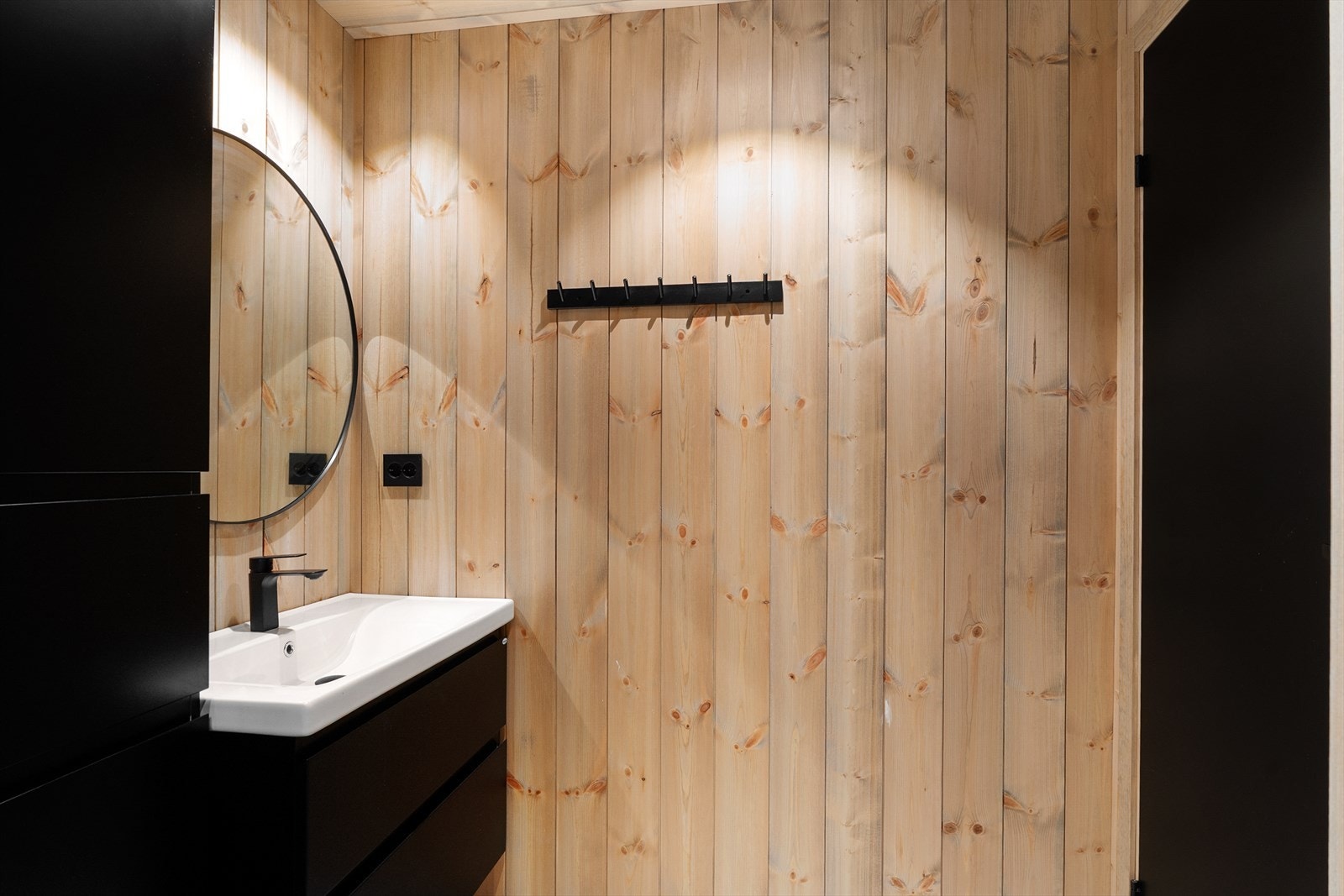 Rommet har fliser på gulv og vegger med panel. Fliser i dusjsonen. Smøremembran og plastsluk. Det er varmekabel i gulvet. Galleribilde