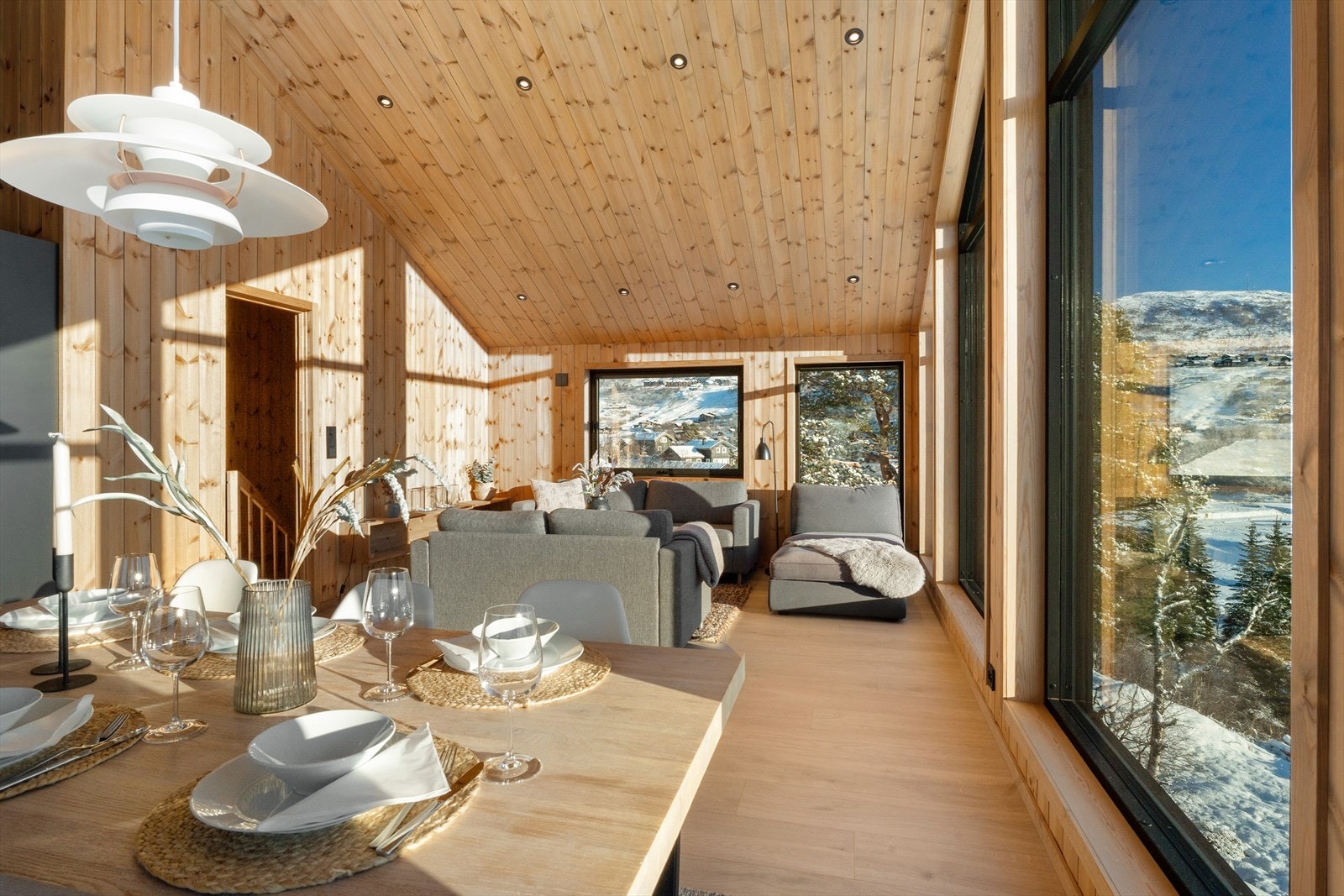 Rommet har flere innredningsmuligheter og god plass til både sofa og spisegruppe. Galleribilde