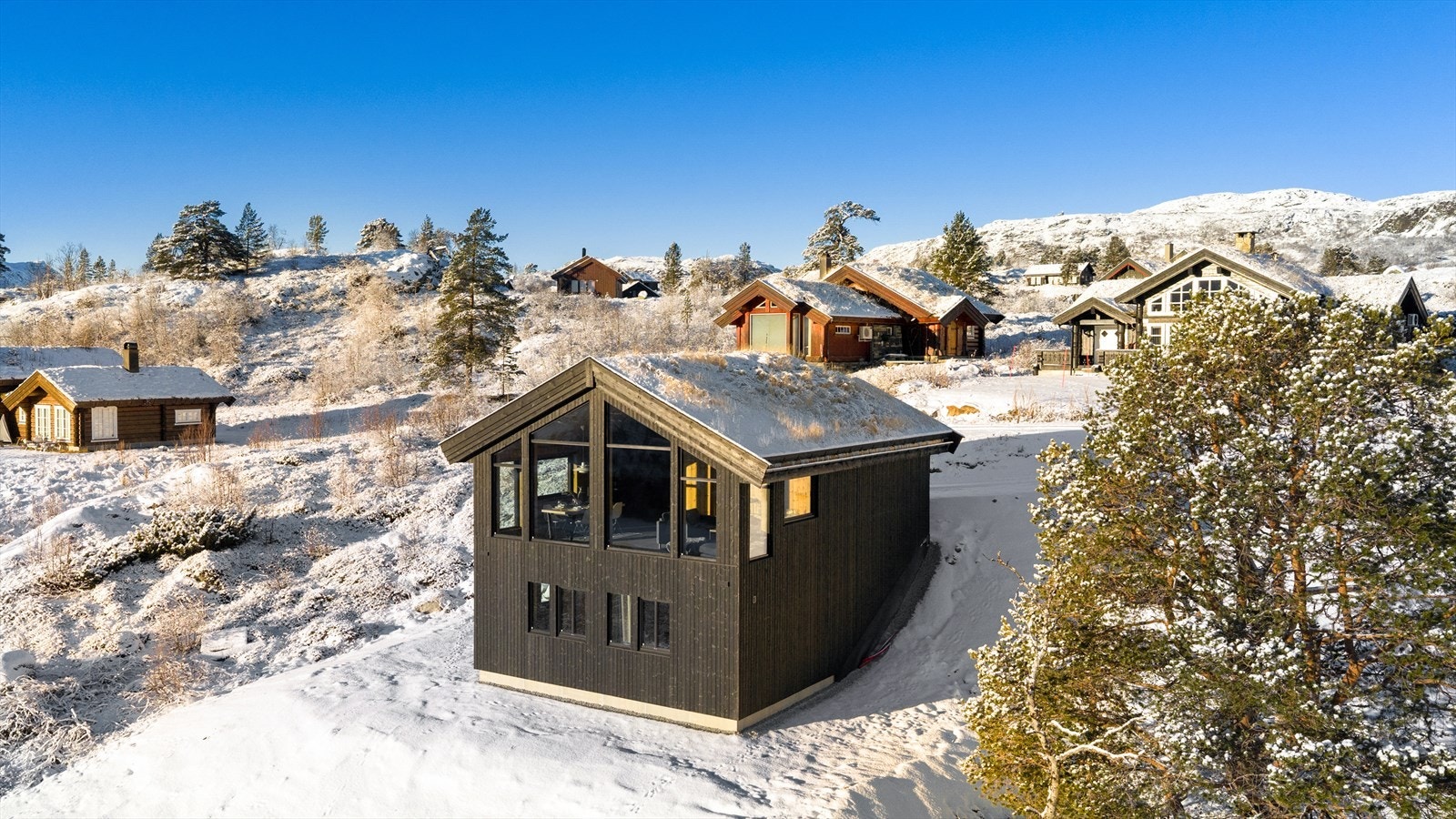 Hytten ble oppført så sent som i 2024 og strekker seg over to innholdsrike etasjer. Galleribilde