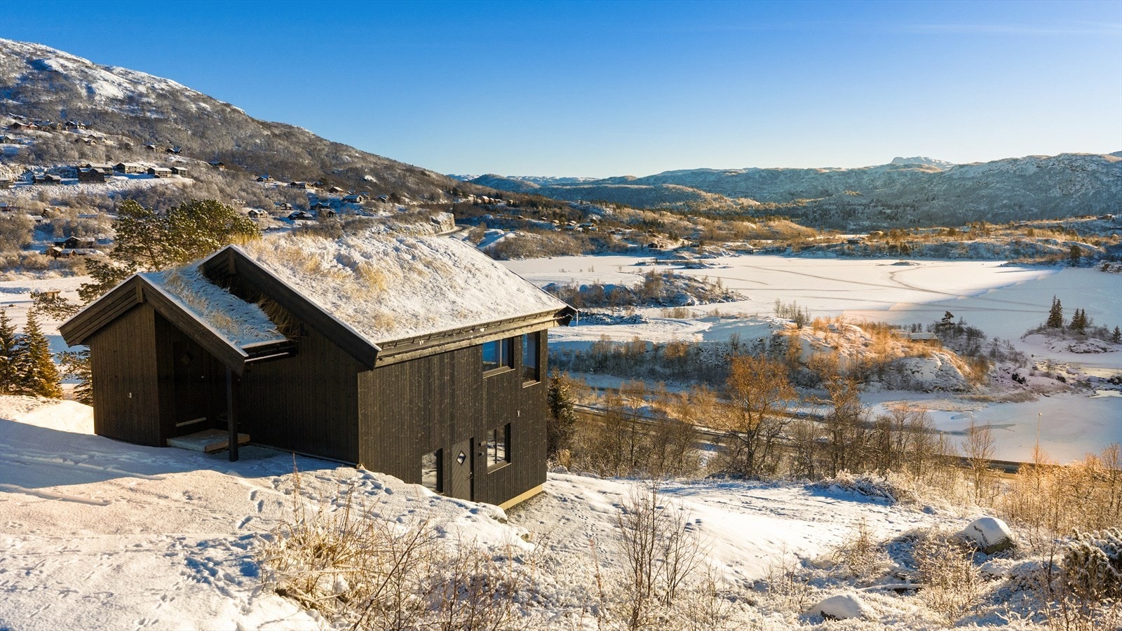 Hytten ligger i barnevennlige omgivelser, nesten innerst i en blindvei, og vender mot friluftsområde mot syd. Meget solrikt!
Kort vei til alpinanlegget på Vågslid og fantastiske langrennsmuligheter! Galleribilde