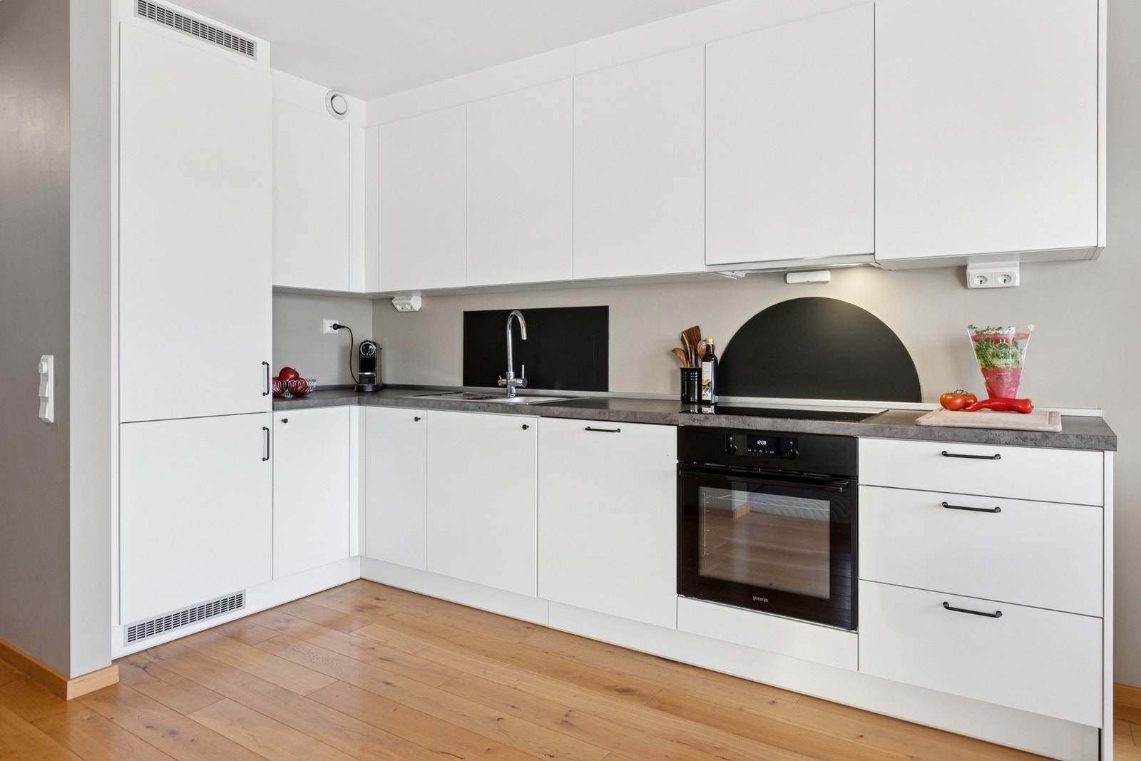 Kjøkkenet er utstyrt med automatisk vannstopper, komfyrvakt og mekanisk ventilator tilknyttet avtrekkskanal. Galleribilde