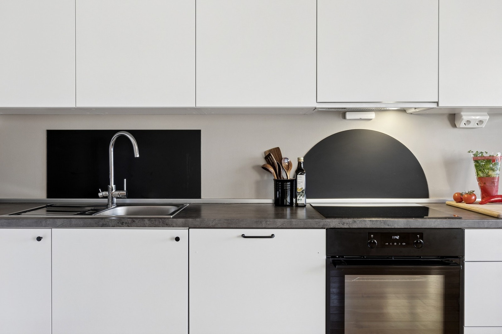 Det er integrert kjøleskap med fryserdel, oppvaskmaskin samt komfyr med induksjonstopp. Galleribilde