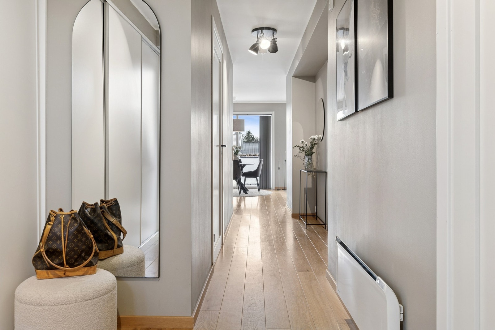 Boligen inneholder entré, to soverom, baderom samt stue og kjøkken i åpen løsning. Galleribilde