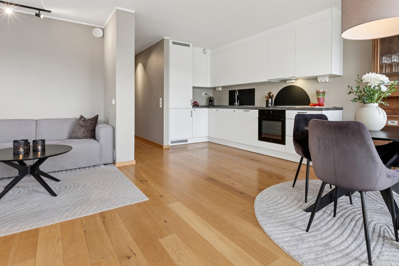 Stuen har god plass til sofagruppe og øvrig møblement. Galleribilde