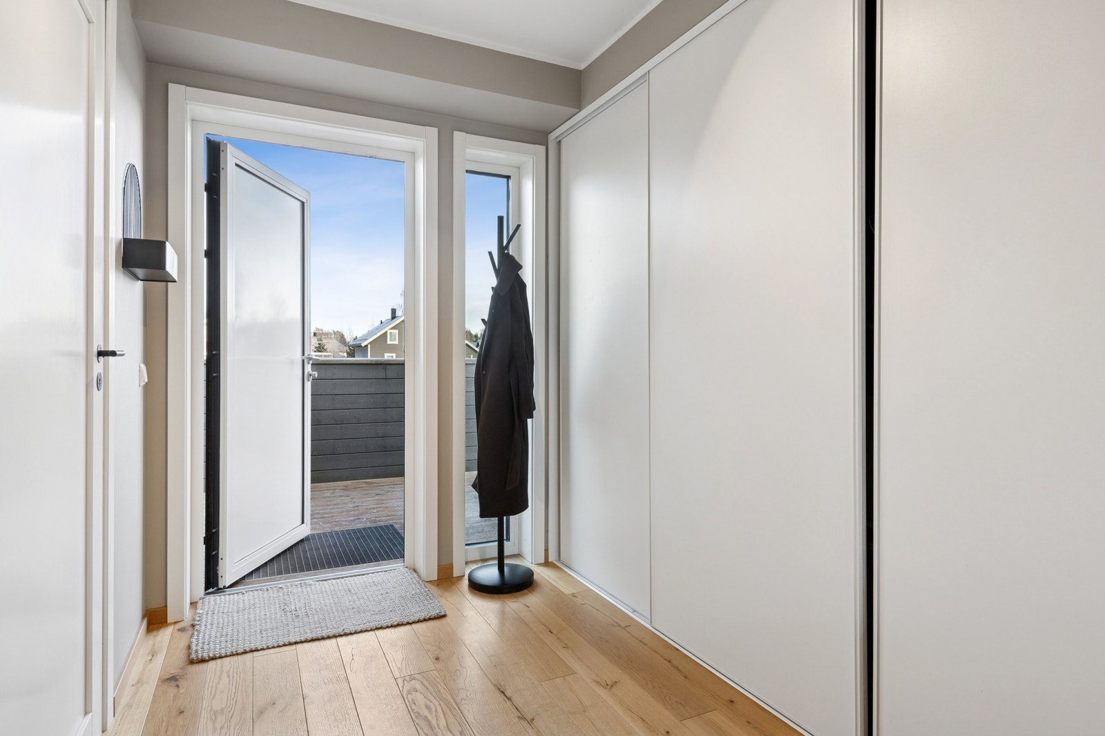 Skyvedørsgarderobe i gang. Galleribilde