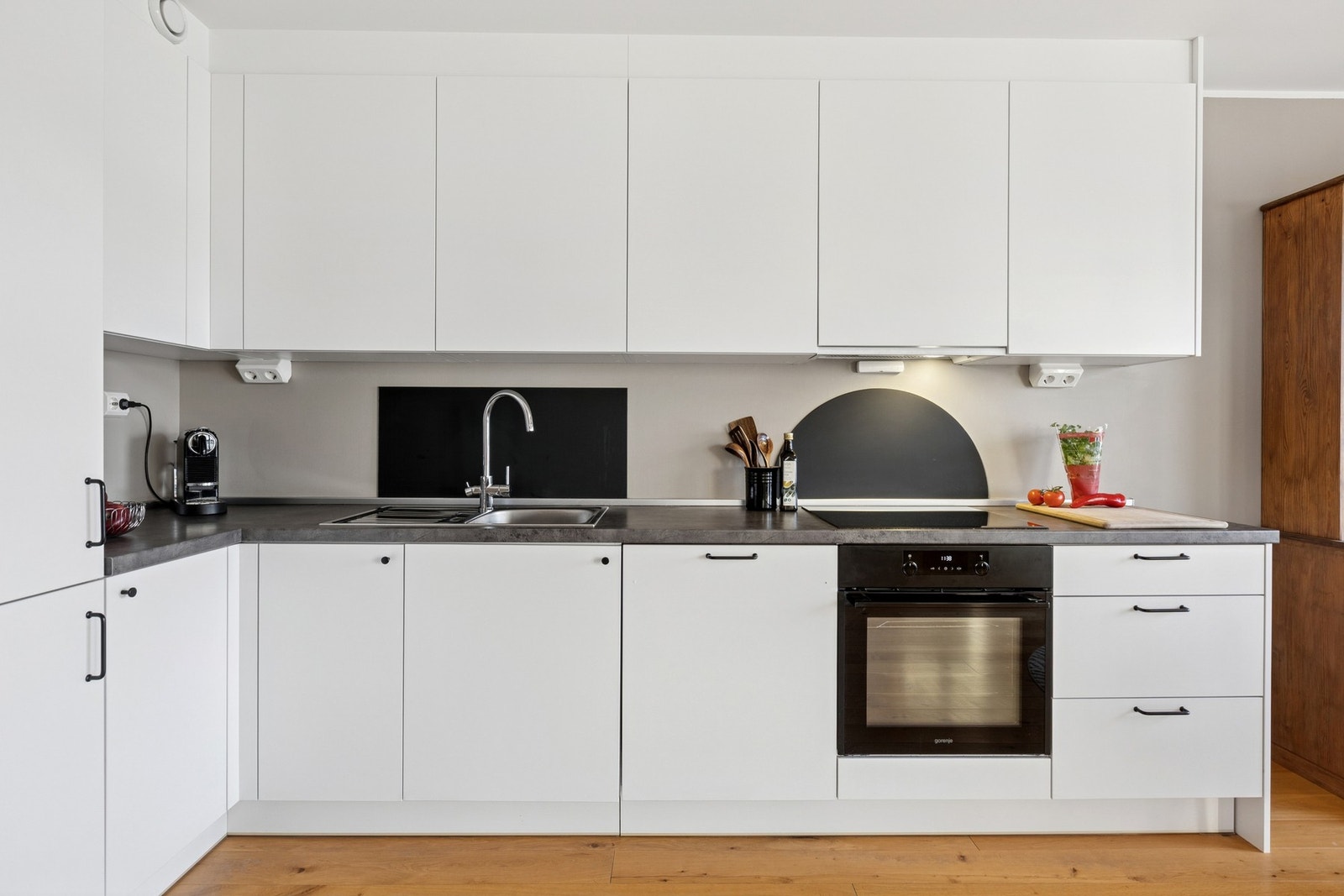 Kjøkkenet er fra byggeår og har hvite, slette fronter med benkeplate i laminat. Galleribilde