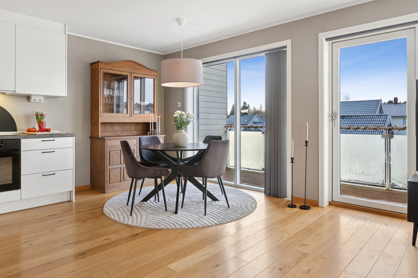 Gode vindusflater gir rikelig med naturlig lys. Galleribilde