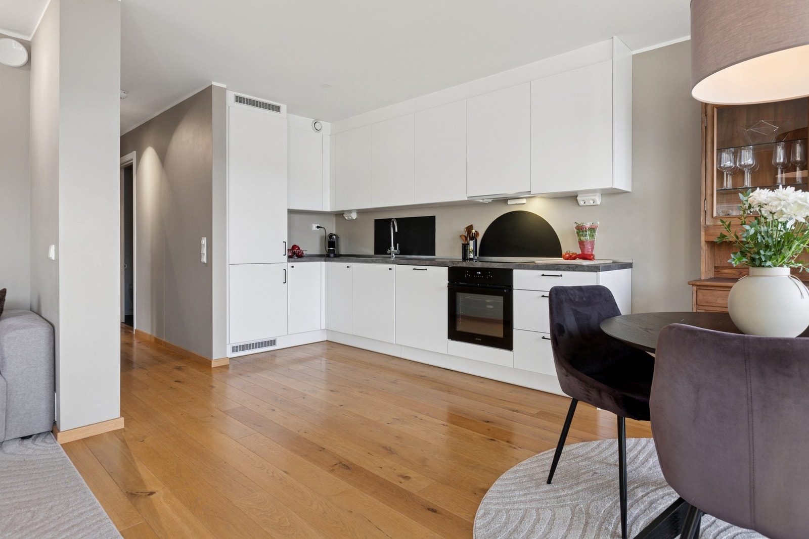 Leiligheten er malt i moderne farger, som gjør det enkelt å innrede etter eget ønske. Galleribilde