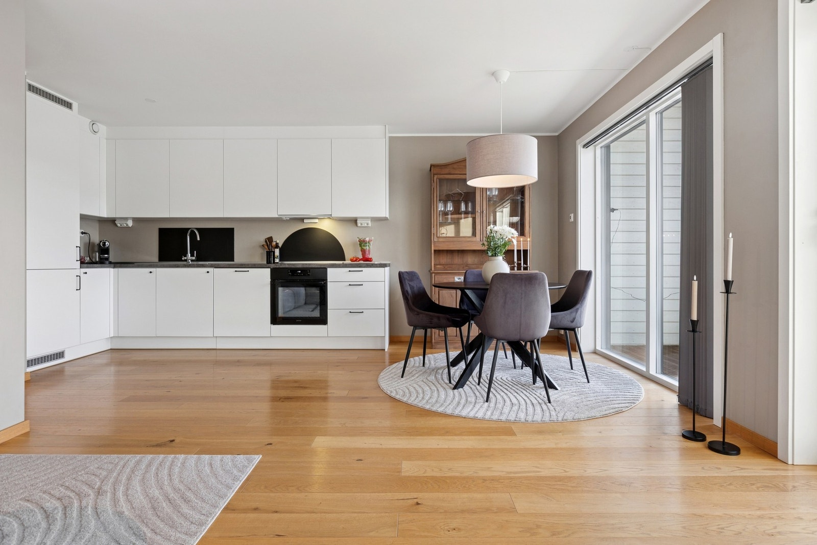 Den åpne løsningen gir også rom for et naturlig spiseområde. Galleribilde