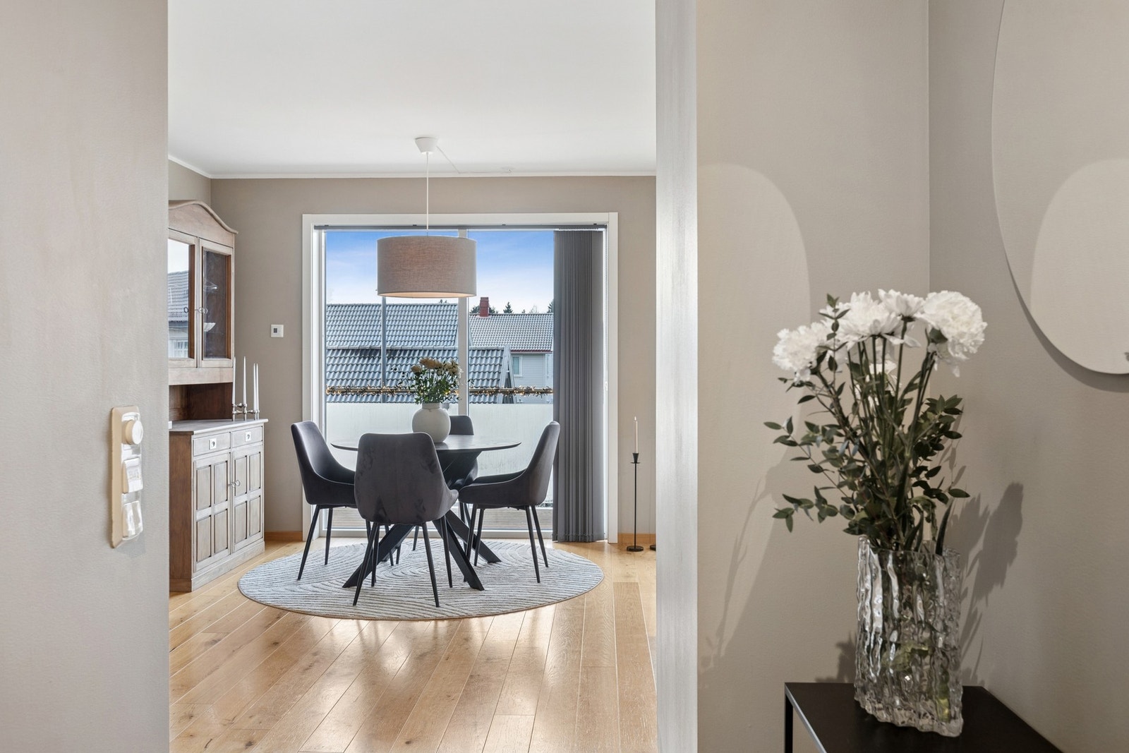 Videre inn i boligen møtes du av en åpen løsning mellom stue og kjøkken, som skaper en luftig og sosial atmosfære. Galleribilde