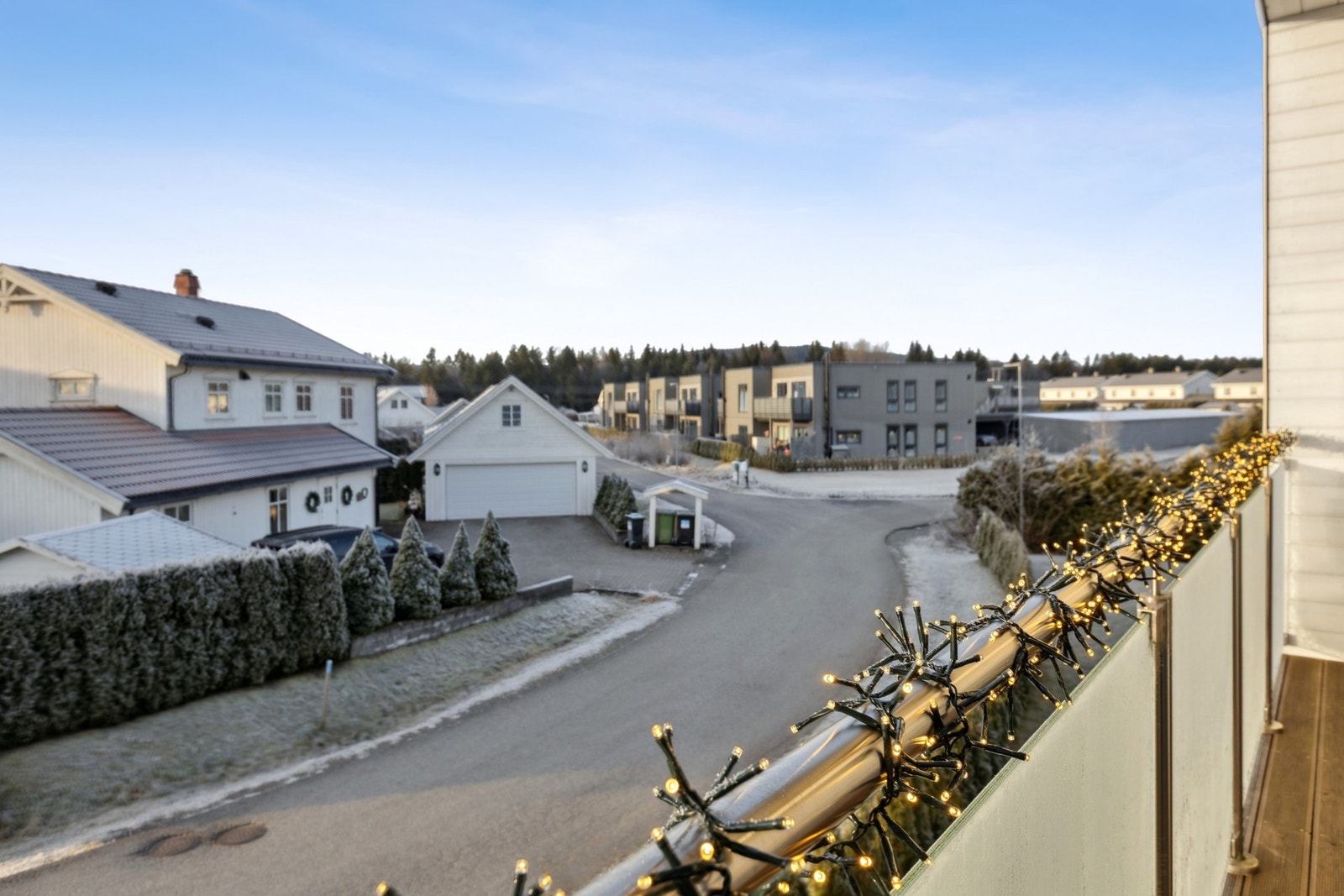 Herlig utsyn fra balkongen til barnevennlig område. Galleribilde