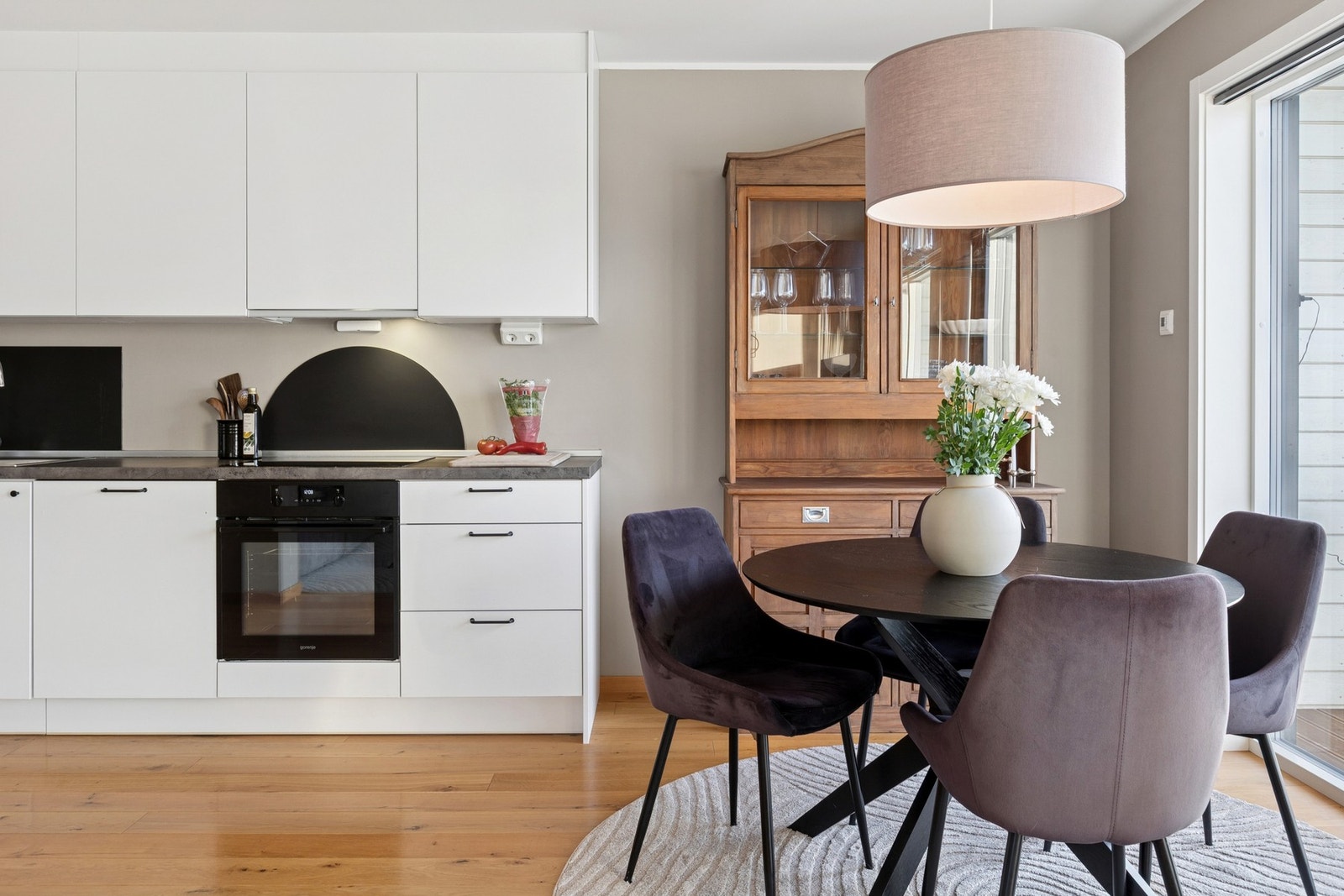 Leiligheten har balansert ventilasjon og oppvarming med elektrisitet. Galleribilde