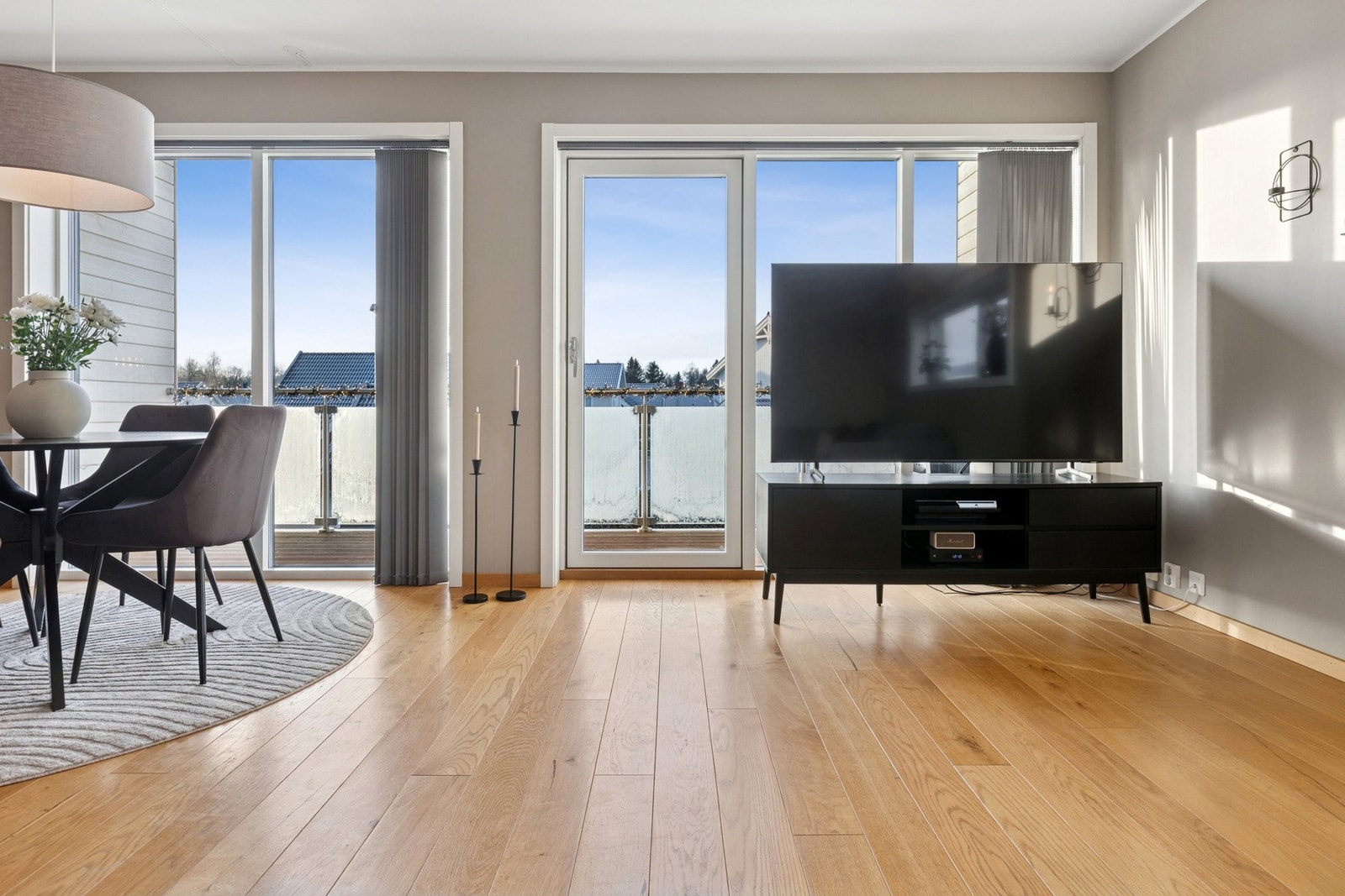 Fra stuen er det utgang til balkongen. Galleribilde