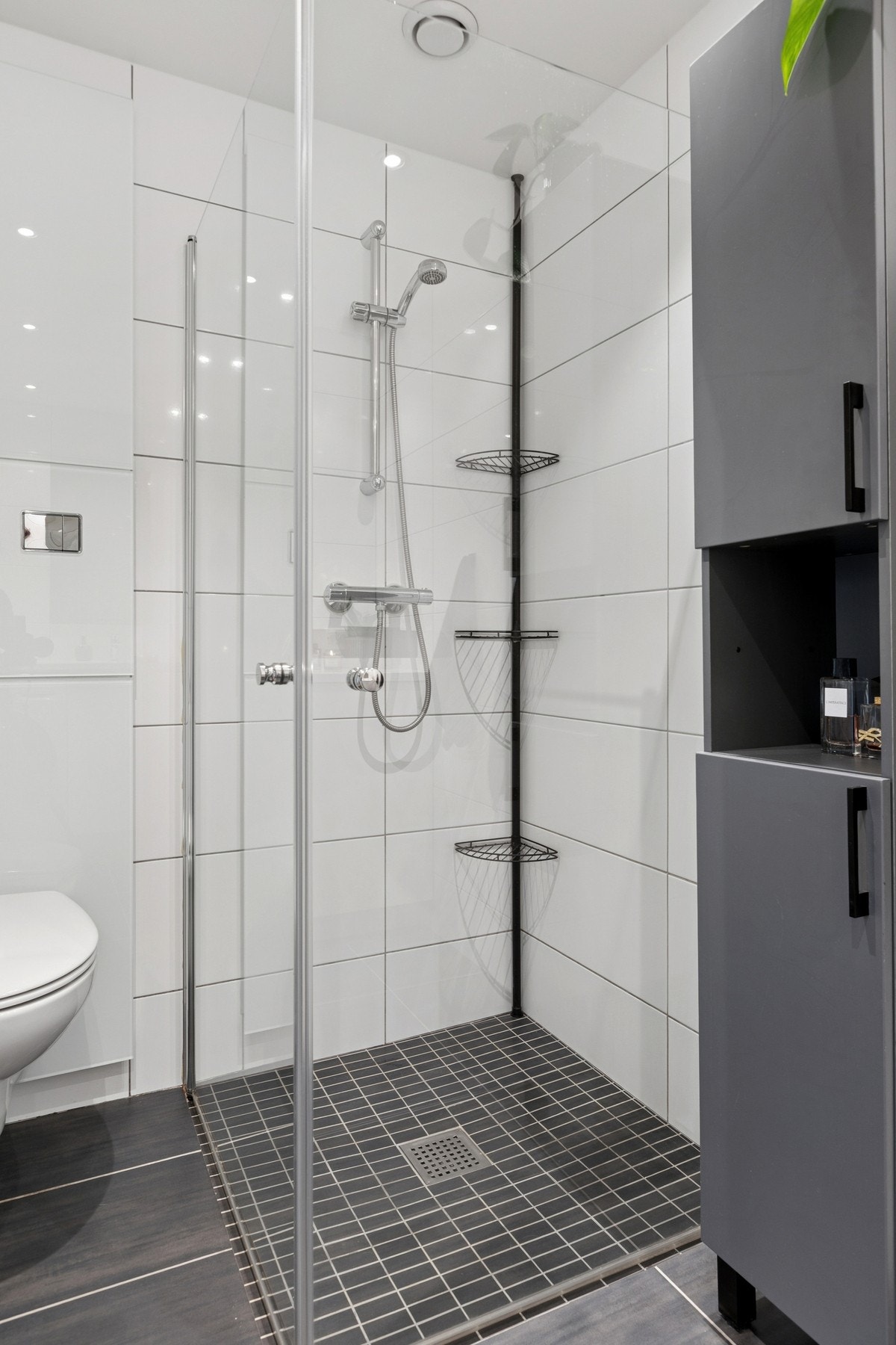 Baderommet er fra byggeår og fremstår tidløst og funksjonelt. Galleribilde