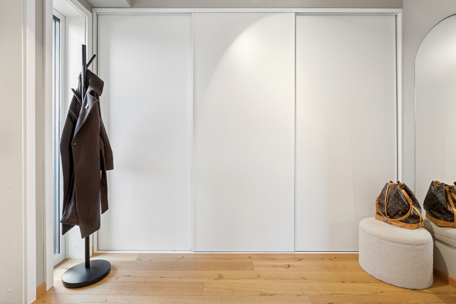 Leiligheten ønsker deg velkommen med en romslig og innbydende entré med downlights som gir et moderne førsteinntrykk. Galleribilde