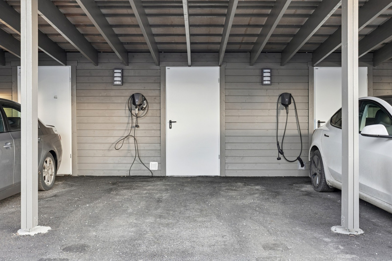 Boligen disponerer en biloppstillingsplass i felles carportrekke. Galleribilde