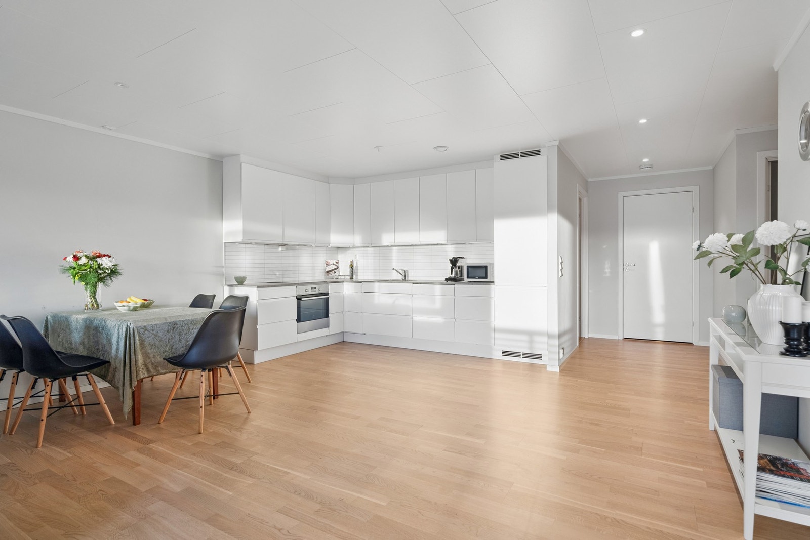 Laminat benkeplate og integrerte hvitevarer Galleribilde