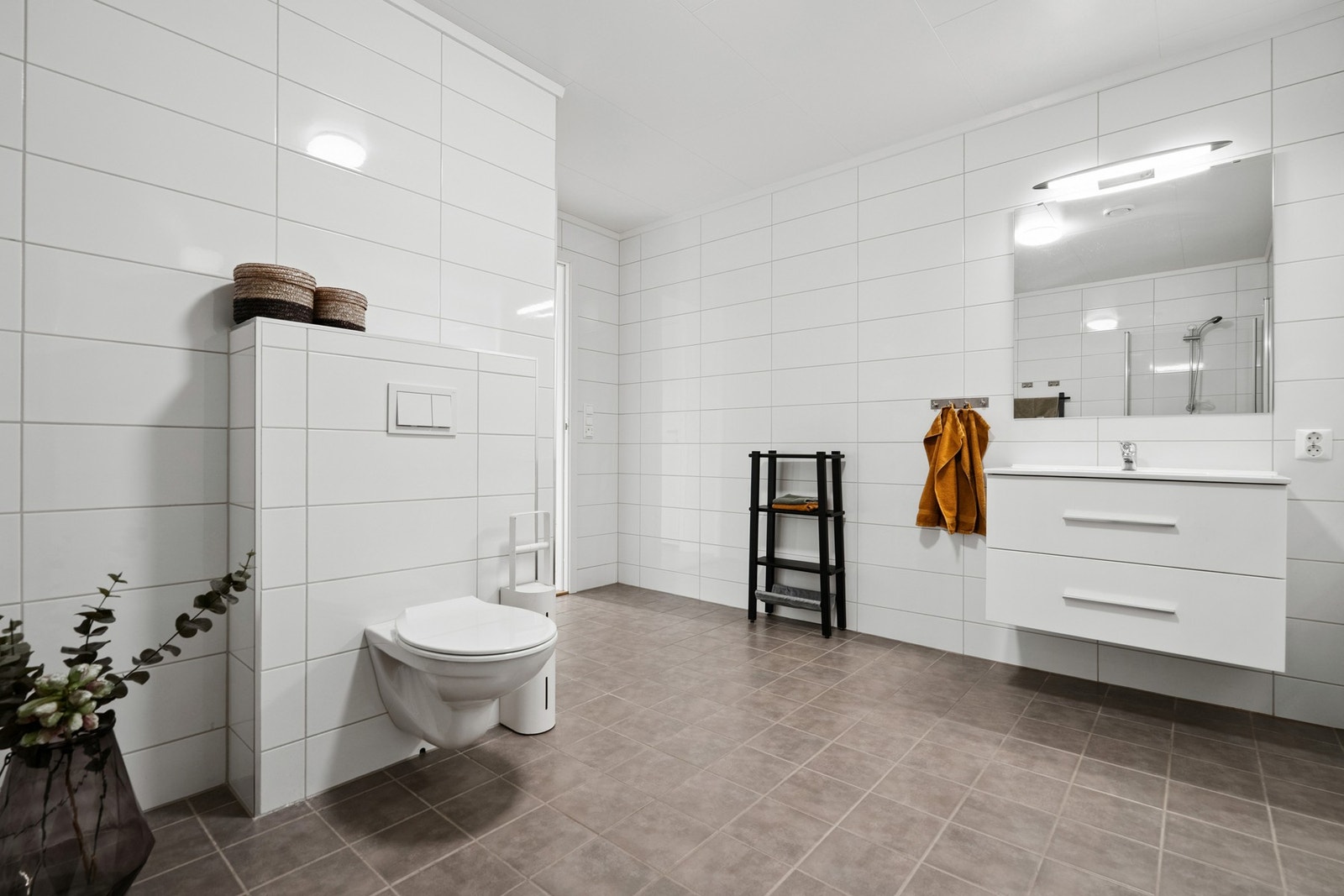 Bad med flislagt gulv, vannbåren varme Galleribilde