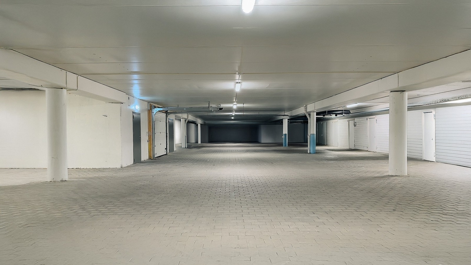 To parkeringsplasser i felles garasje. (Privat bilde) Galleribilde