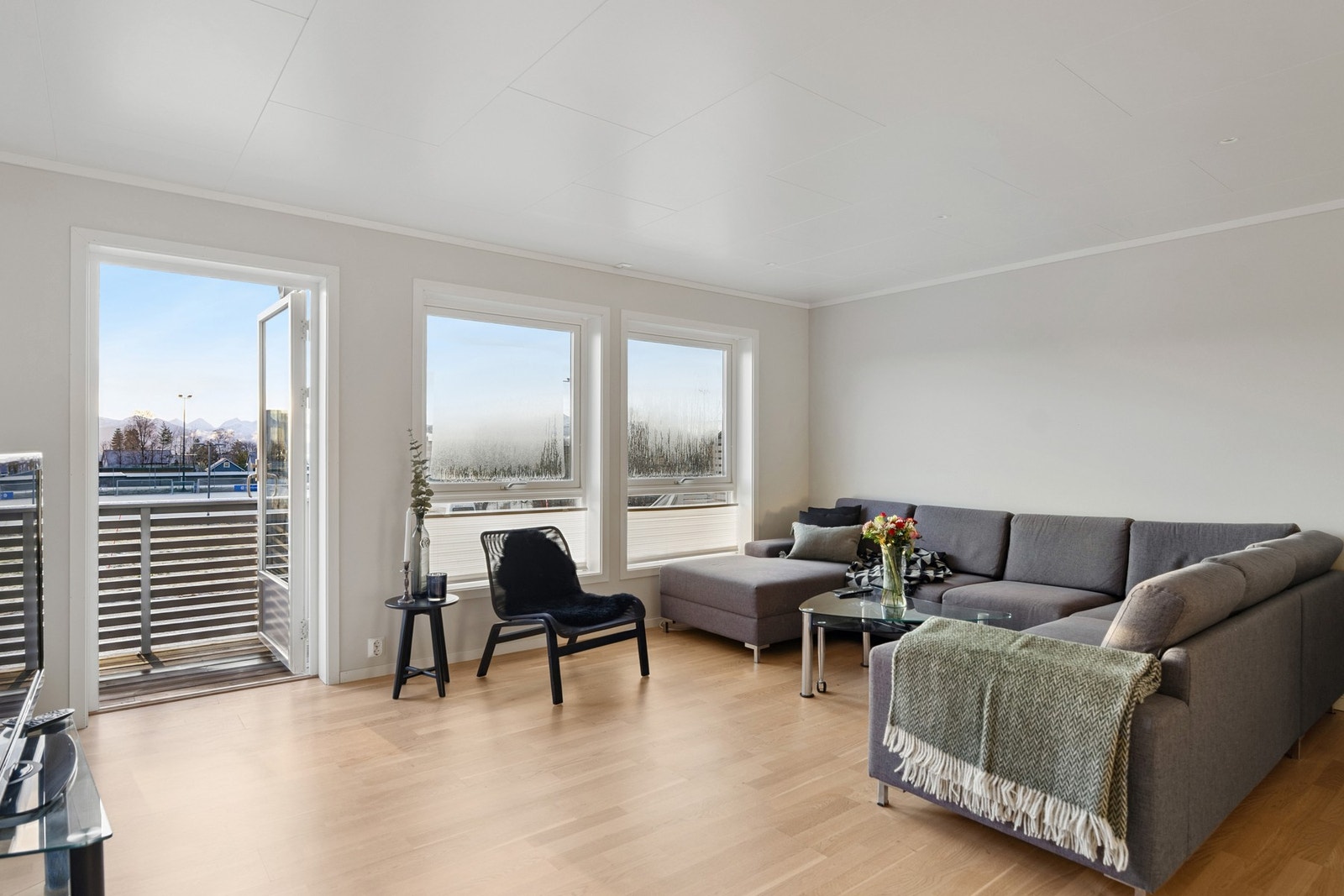 Stue med sørvendte vinduer, utgang til terrasse Galleribilde