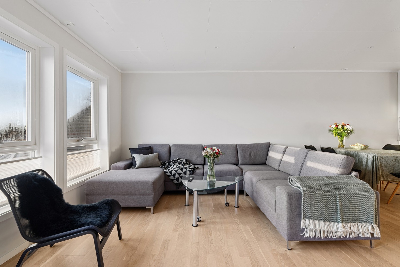 Romslig stue med parkett og vannbåren varme Galleribilde