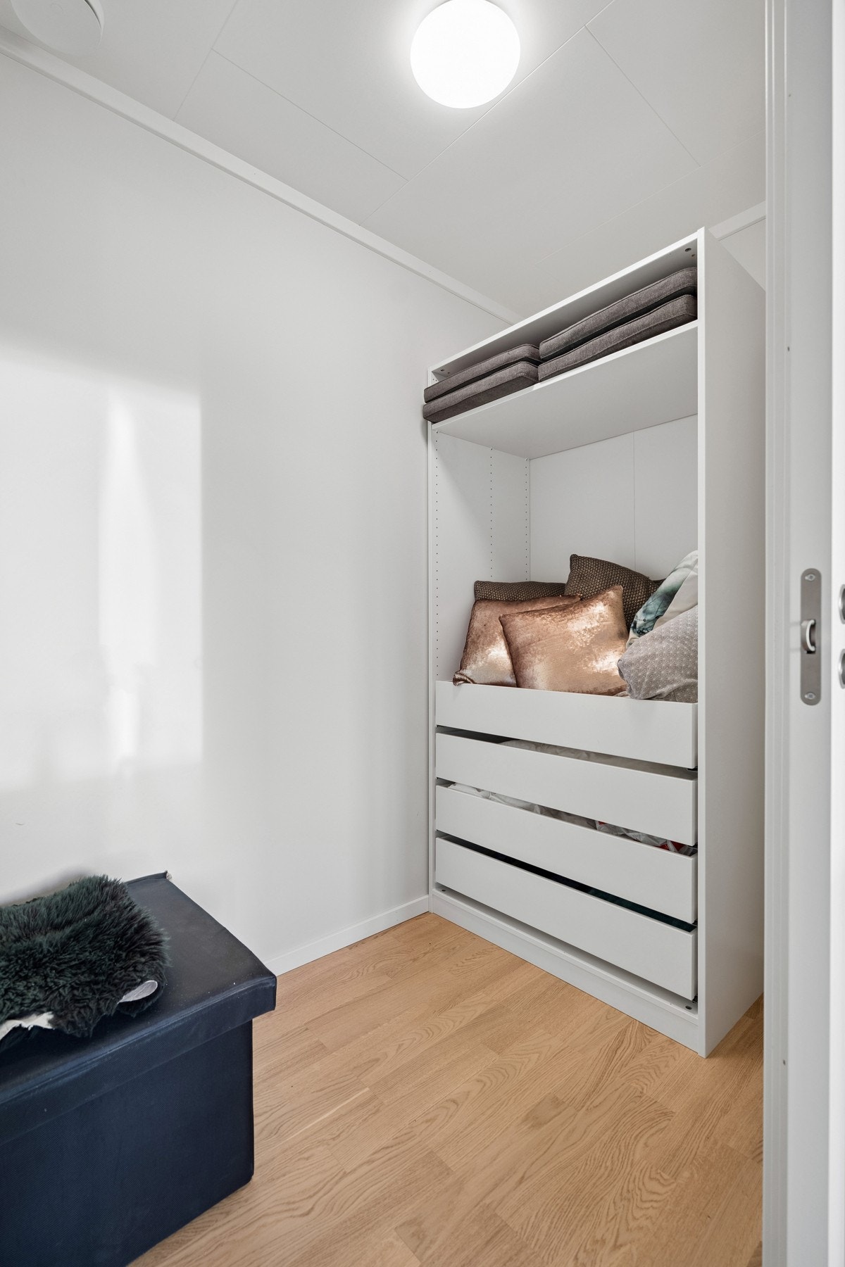 Garderobe tilknyttet soverom Galleribilde