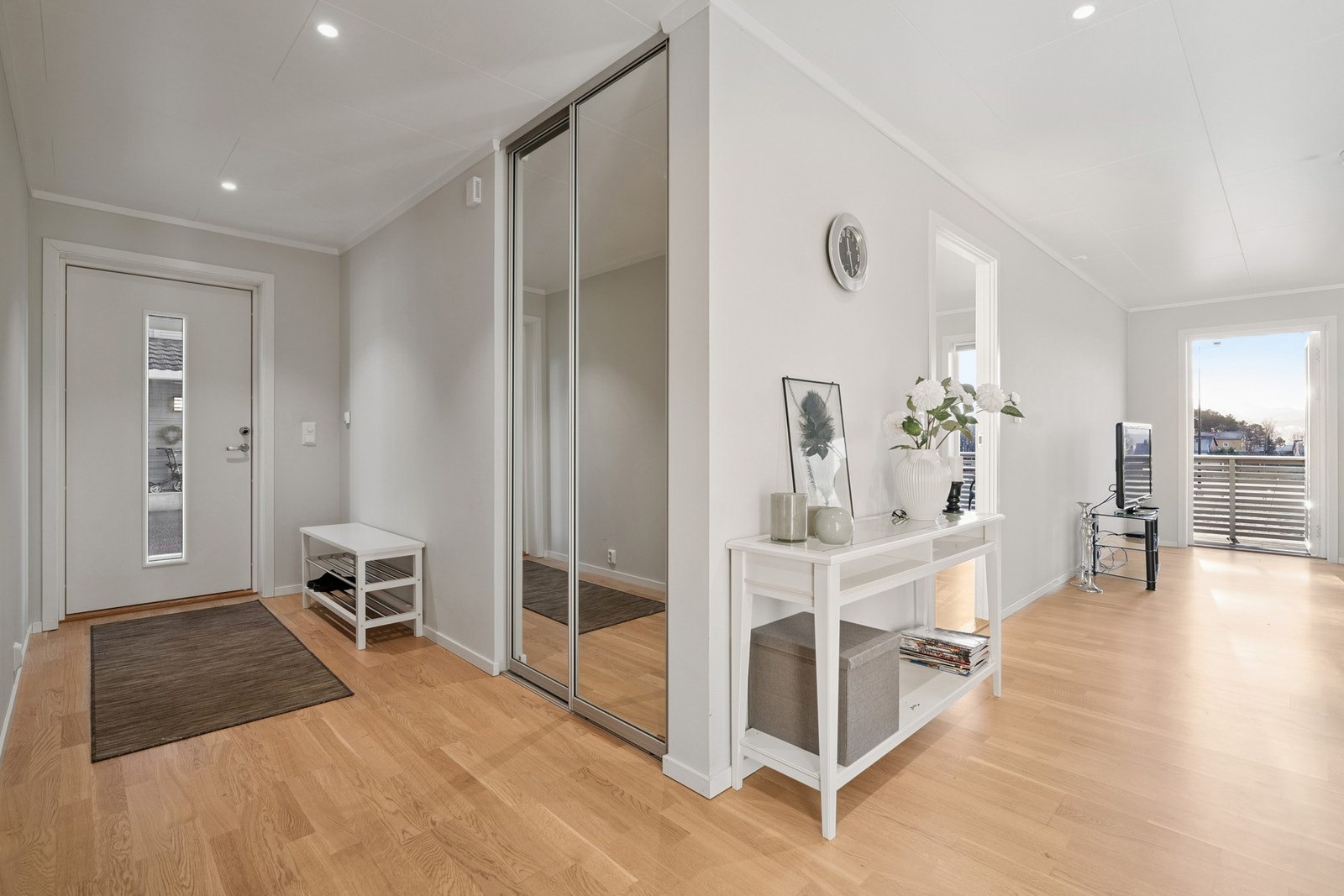 Entré og gang med skyvedørsgarderobe Galleribilde