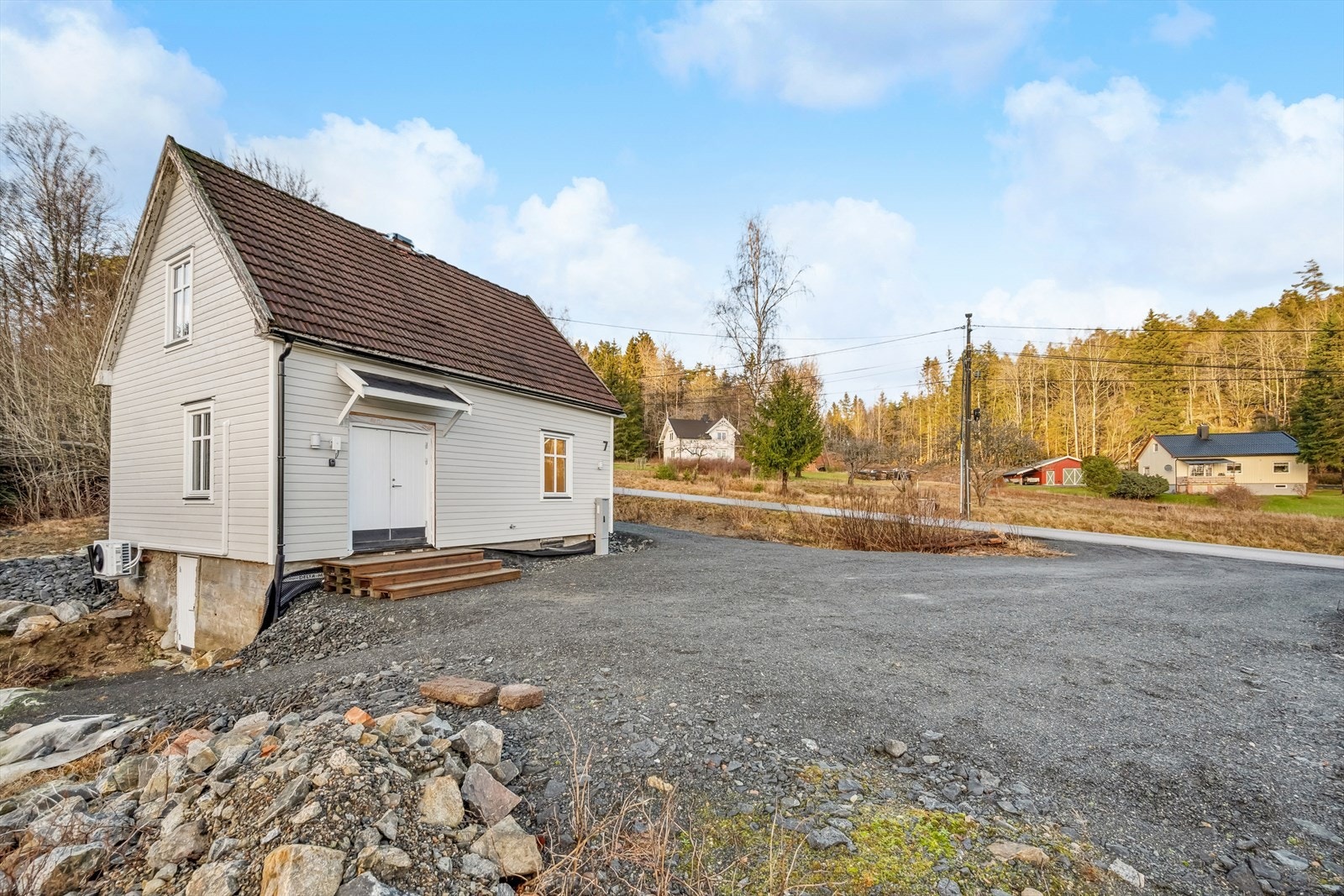 Eiendommen består av en eldre enebolig over to plan + kjeller og har behov for en omfattende renovering. Galleribilde