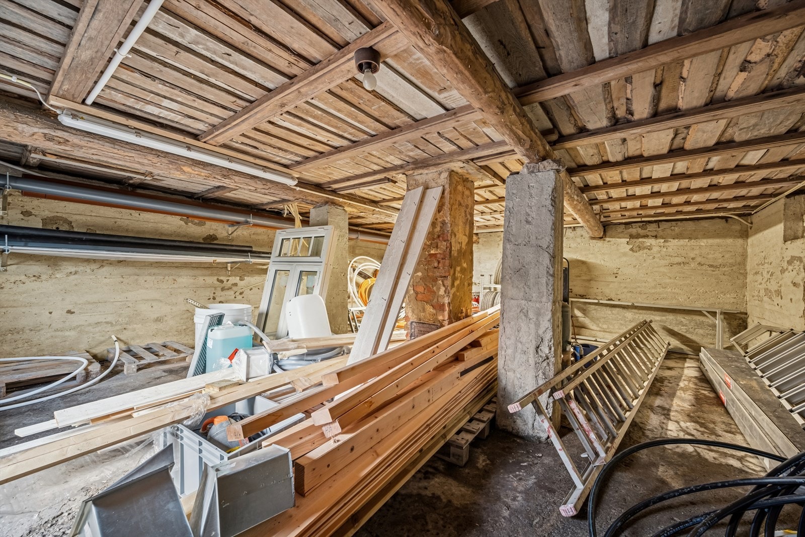 Uinnredet kjellerrom. Galleribilde