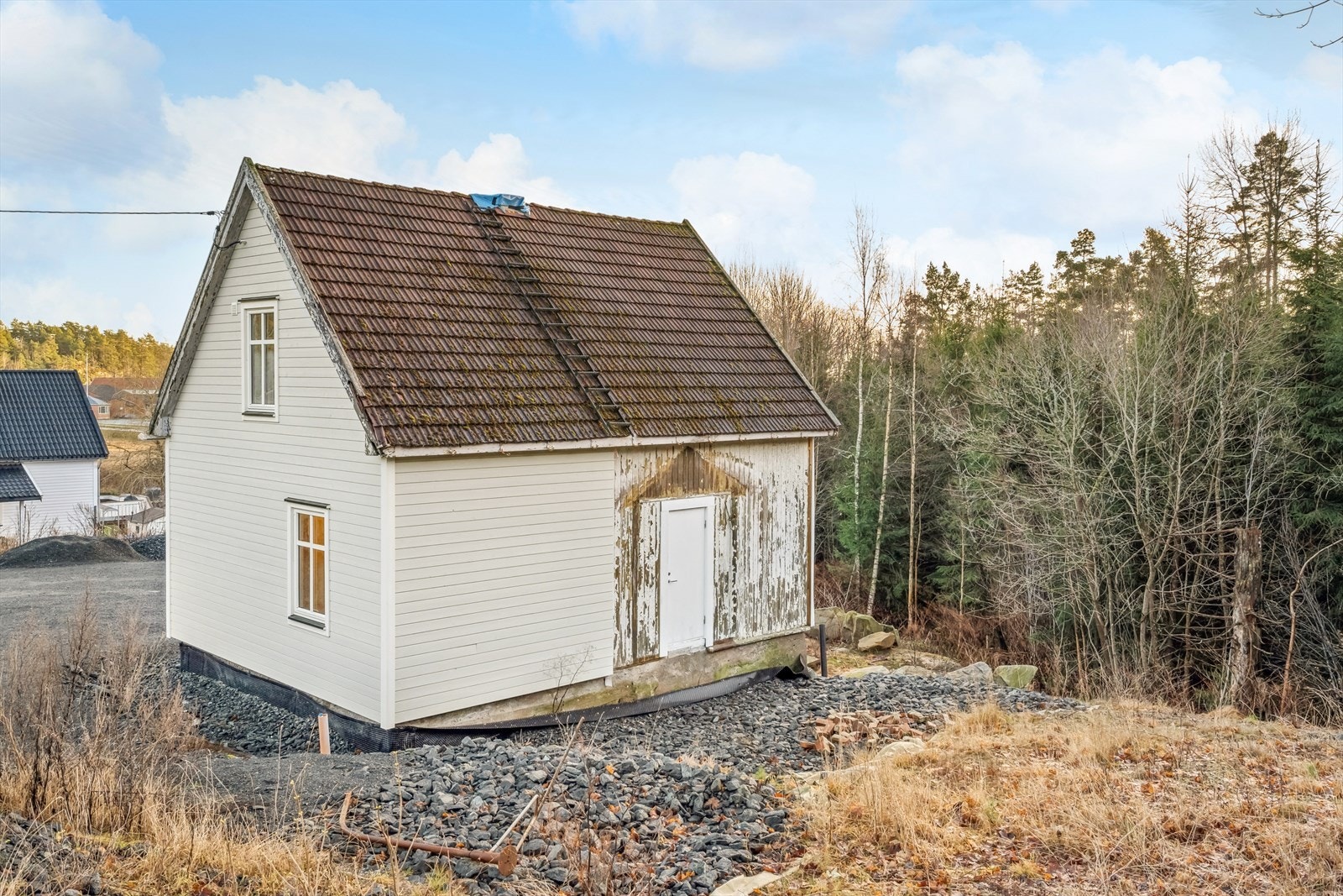 Eiendommen ligger i landlige omgivelser på Filtvet i Asker kommune. Galleribilde