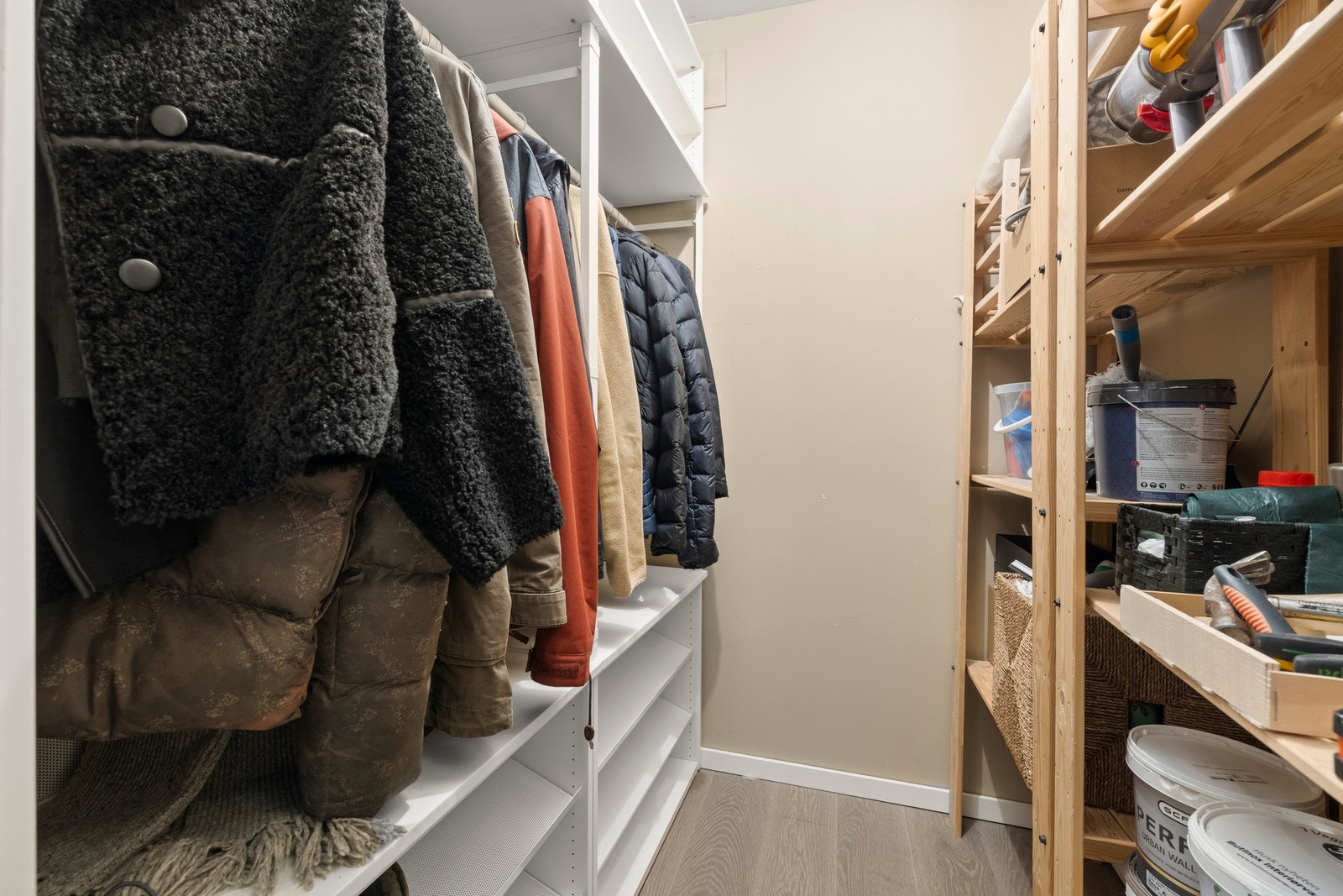 Garderobe/bod hvor det er rikelig med oppbevaringsplass Galleribilde