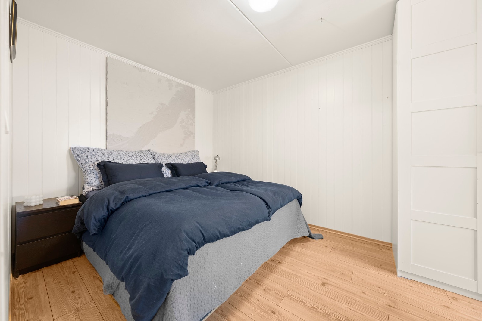 Romslig hovedsoverom med laminatgulv og slette veggflater. Galleribilde