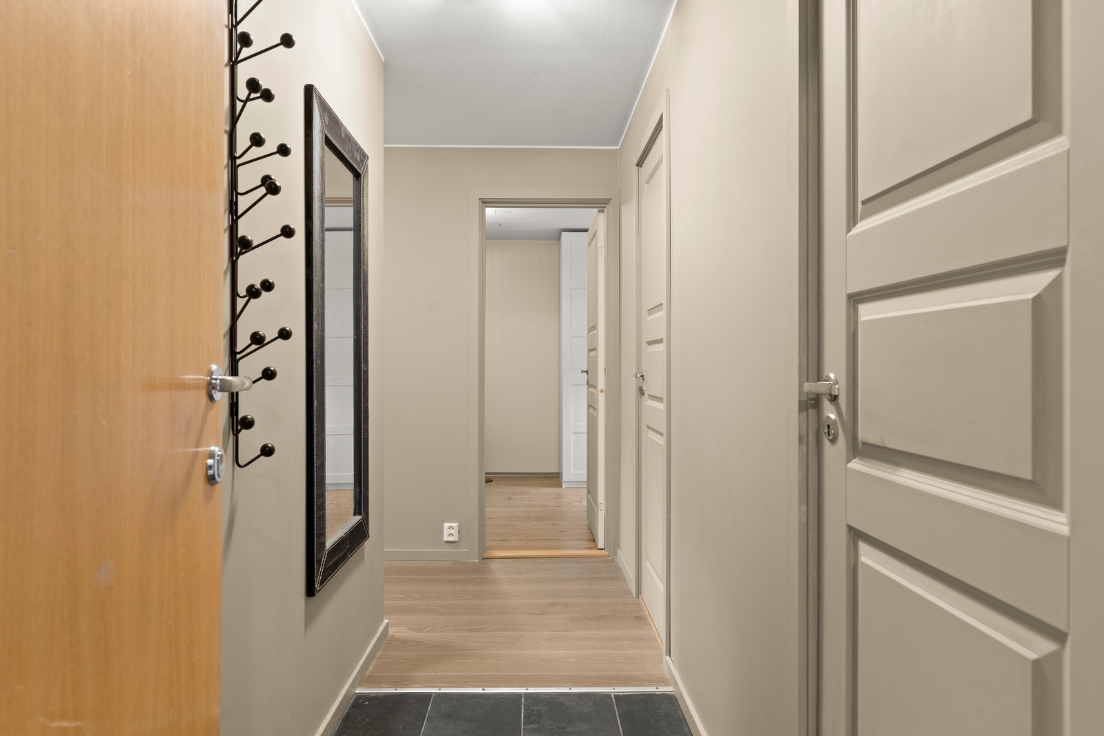 Fra entreen er det adkomst til praktisk innvendig bod, soverom og bad. Galleribilde