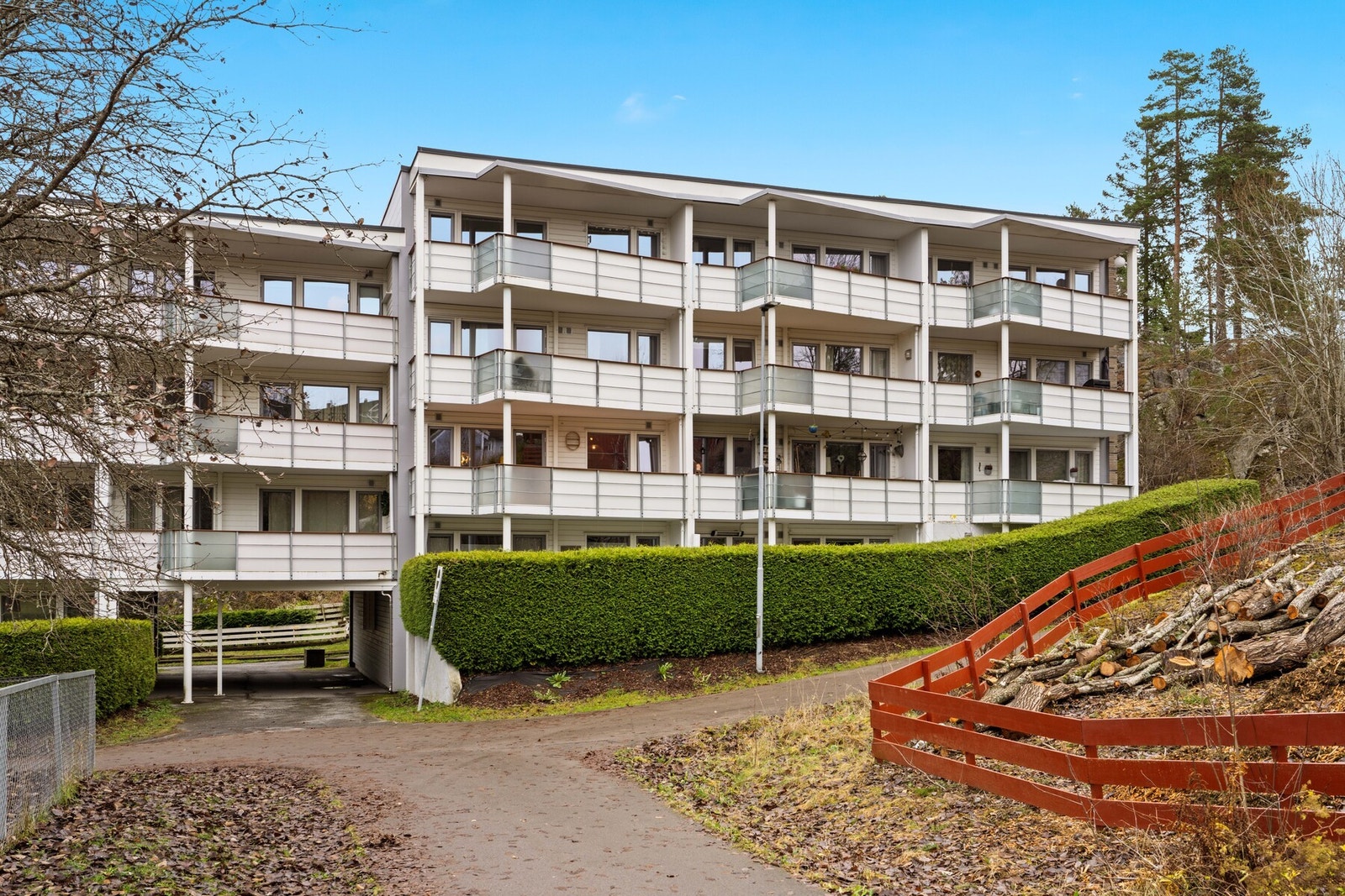 Fasade rehabilitert i 2015, ble samtidig byttet vinduer og balkongdør. Galleribilde