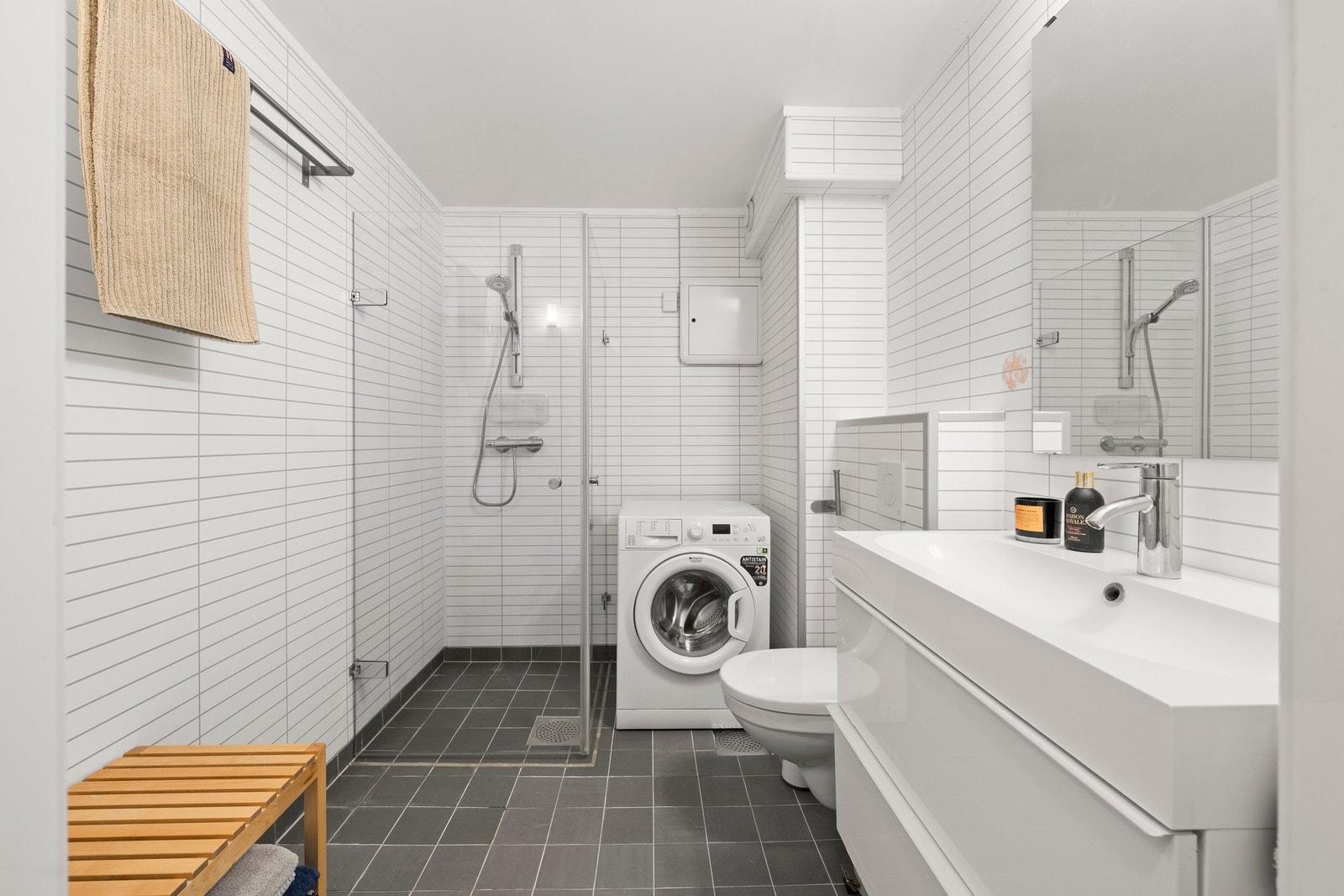 Lyst og innbydende bad med flis over varmekabler. Galleribilde