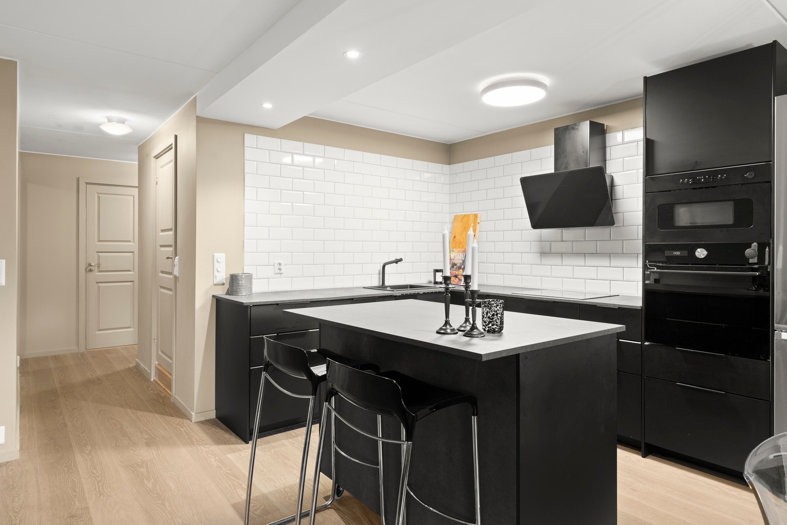 Stilig og fullt utstyrt kjøkken fra 2021. Galleribilde