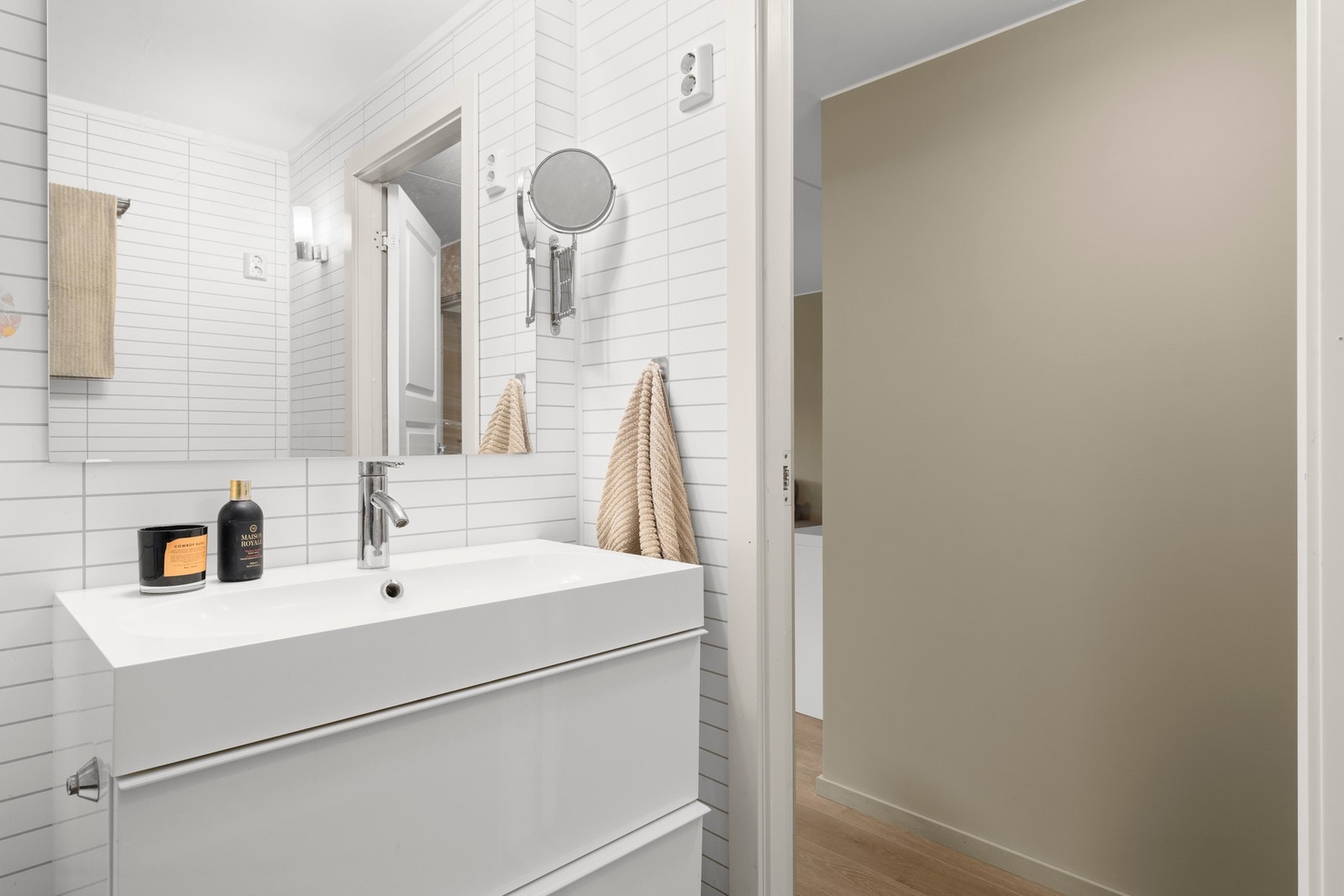 God oppbevaring i baderomsinnredning. Galleribilde