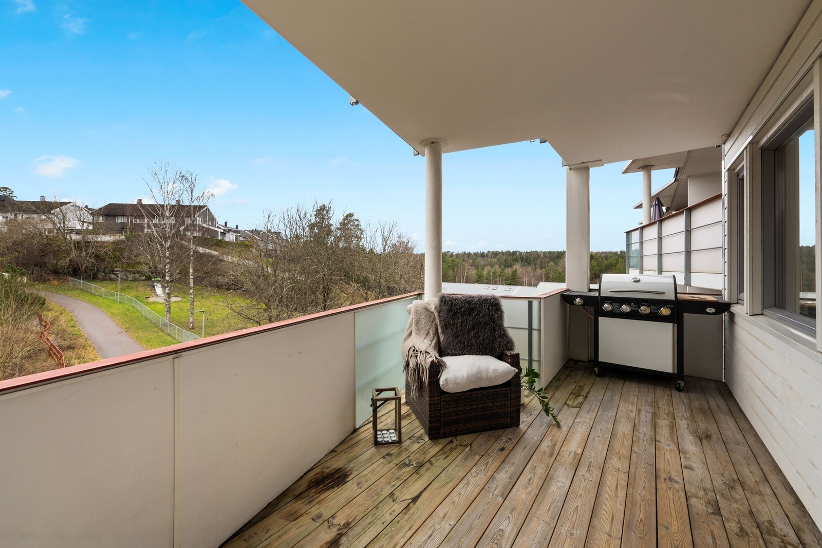 Balkongen er overbygd, har gulv av impregnerte terrassebord. Galleribilde