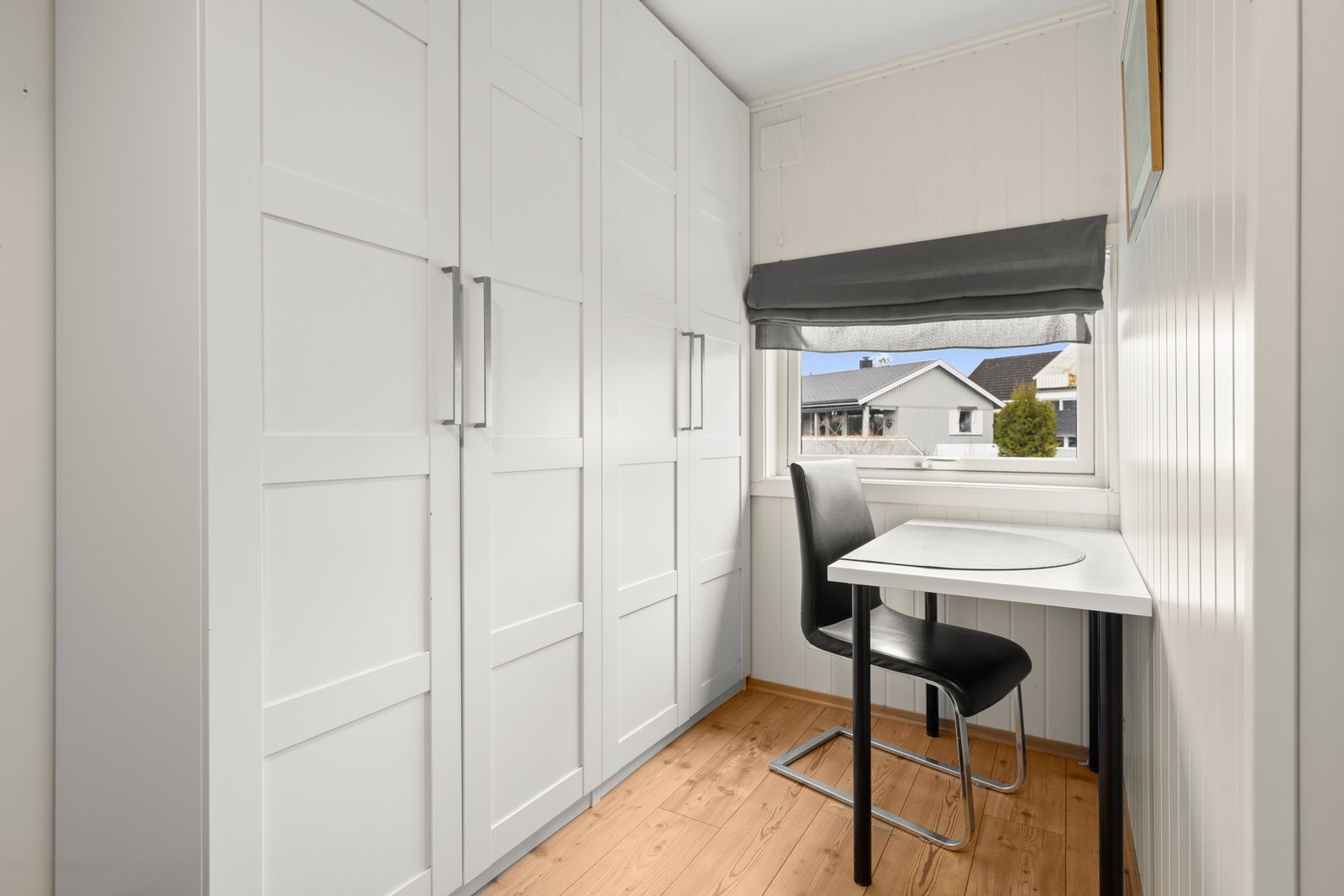 God plass til stor garderobe og hjemmekontor på soverom. Galleribilde