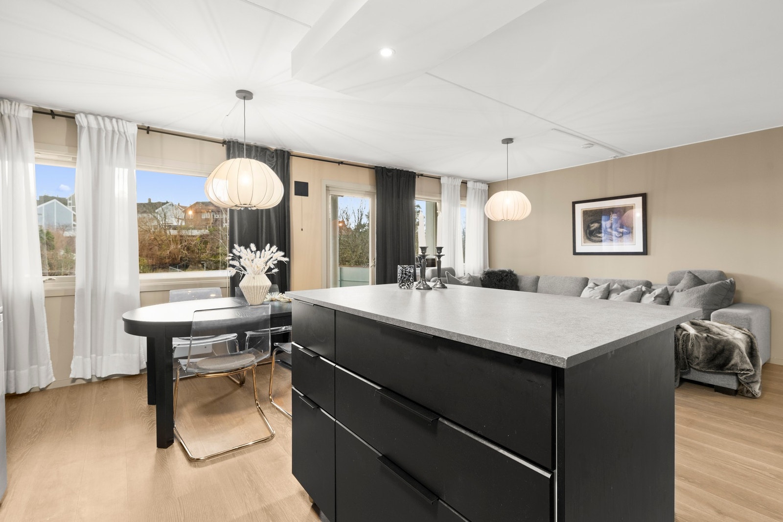 Åpent og luftig, men med definerte soner. Store vindusflater og rikelig lysinnslipp. Galleribilde