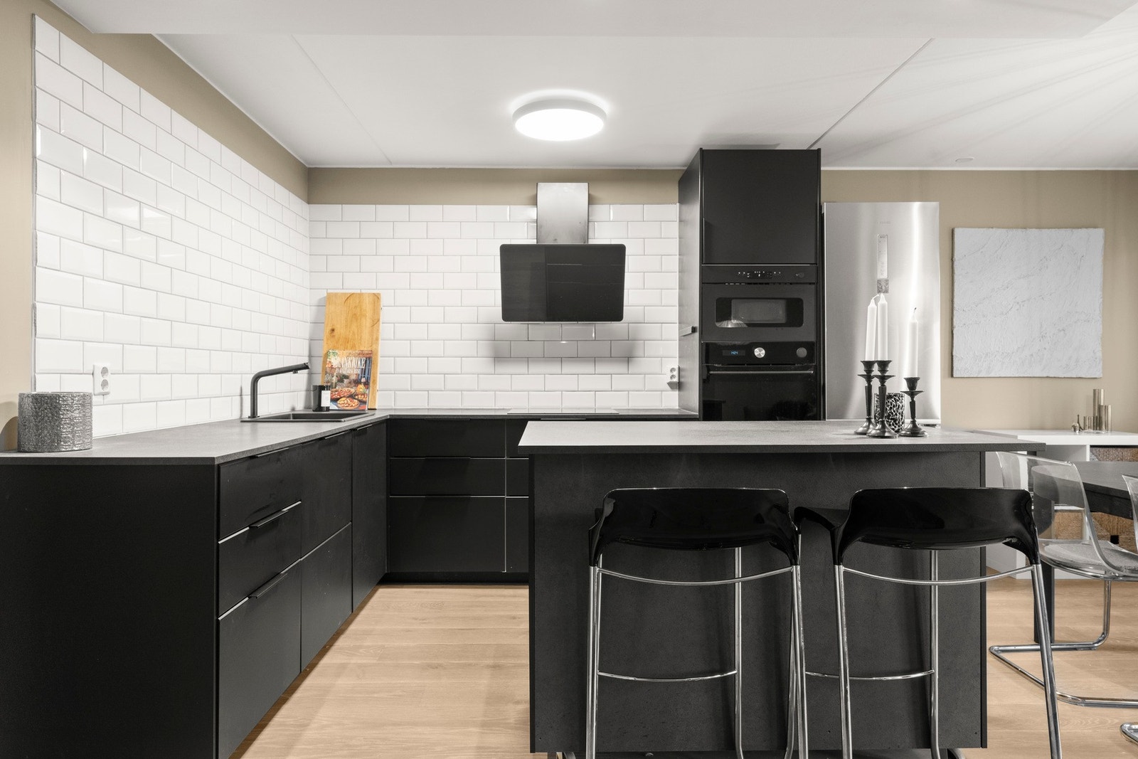 Praktisk kjøkkenøy på hjul som gir ekstra arbeidsflate og naturlig samlingspunkt. Galleribilde